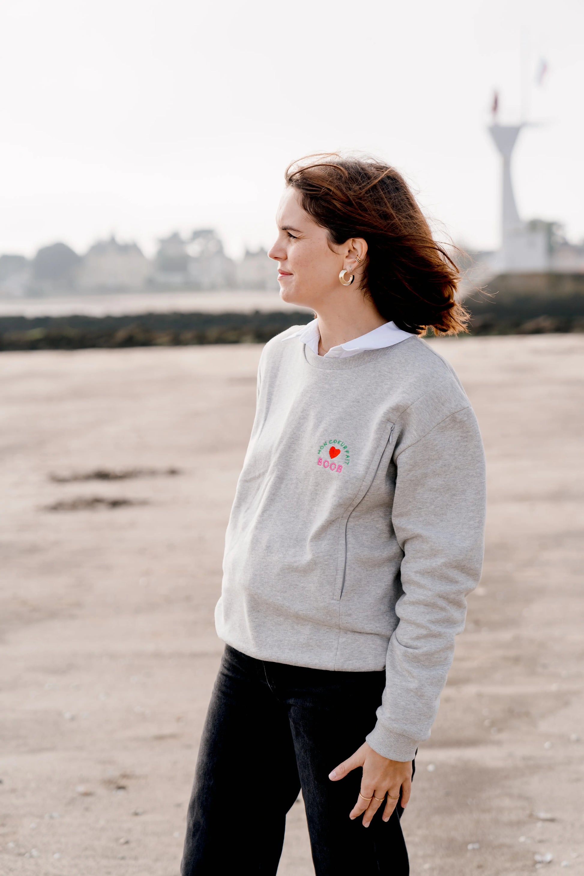 pull maternité à porter pendant la grossesse et l'allaitement. ce sweat d'allaitement brodé Mon Coeur Fait boob est doté de zips YKK de chaque côté de la poitrine afin de s'ouvrir facilement à une main et d'allaiter partout, tout le temps, son bébé à la demande. Un vêtement 100% coton qui concilie praticité et style pour le plus grand confort et bien-être de la maman et de son bébé en post-partum.