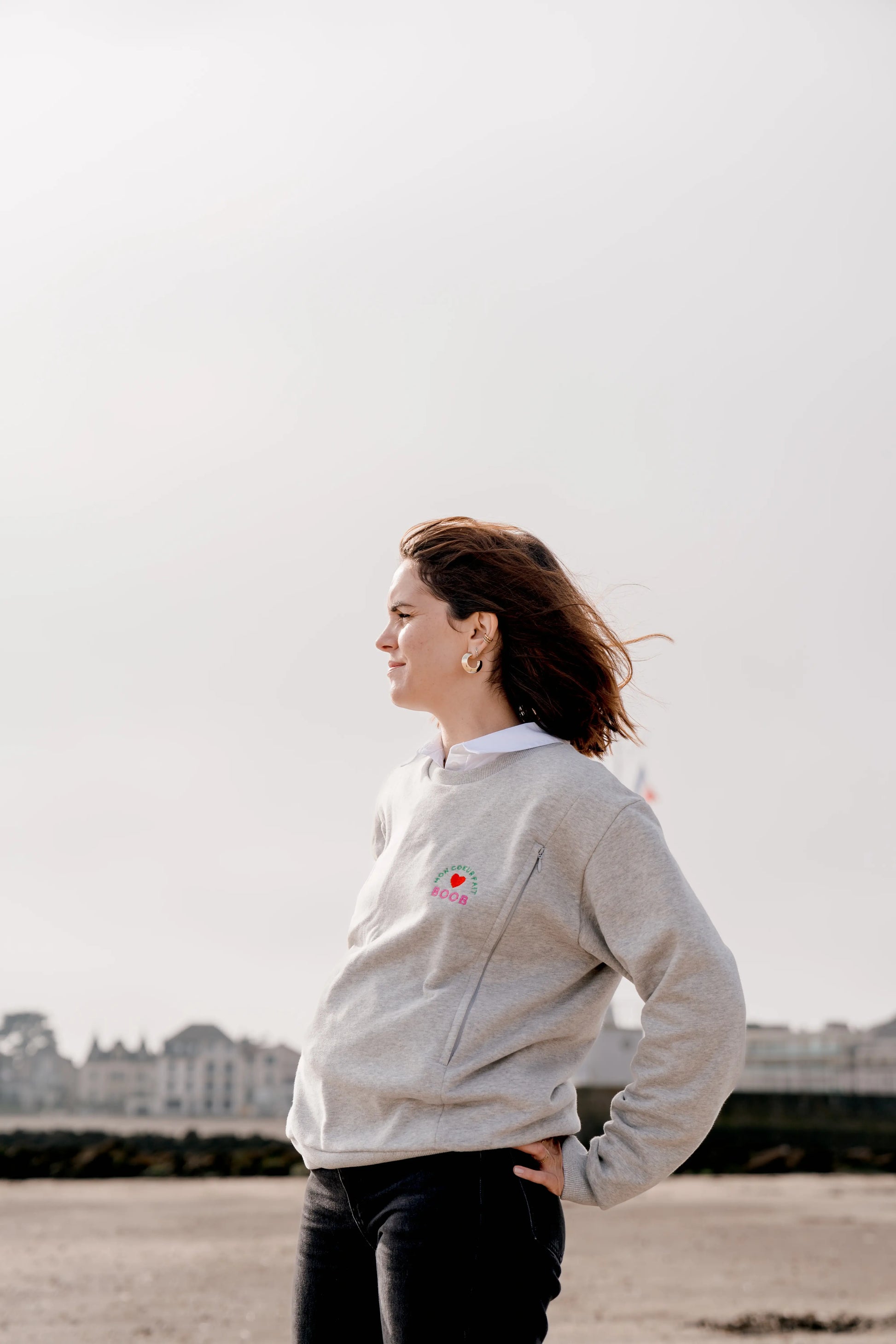 pull maternité à porter pendant la grossesse et l'allaitement. ce sweat d'allaitement brodé Mon Coeur Fait boob est doté de zips YKK de chaque côté de la poitrine afin de s'ouvrir facilement à une main et d'allaiter partout, tout le temps, son bébé à la demande. Un vêtement 100% coton qui concilie praticité et style pour le plus grand confort et bien-être de la maman et de son bébé en post-partum.