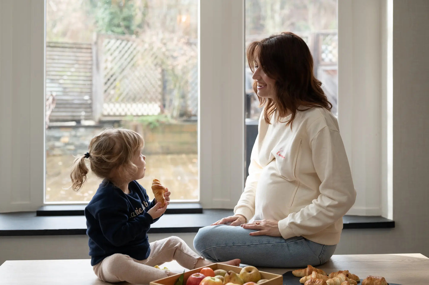 sweat grossesse et allaitement pour maman couleur crème avec une broderie au coeur et des zips de chaque côté pour allaiter bébé