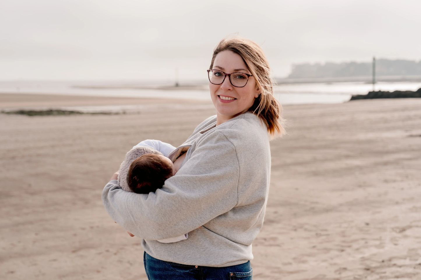 maman allaite partout, tout le temps, son bébé grâce à son sweat gris chiné en coton, brodé au coeur "Mon Coeur fait boob". Sweat d'inspiration des années 90s, est polyvalent et peut être porté par les futures mamans enceinte pendant leur grossesse et aussi après l'accouchement pour allaiter bébé. Deux zips de la marque YKK de chaque côté de la poitrine permettent d'accéder au sein et de nourrir facilement, simplement et discrètement votre bébé.
