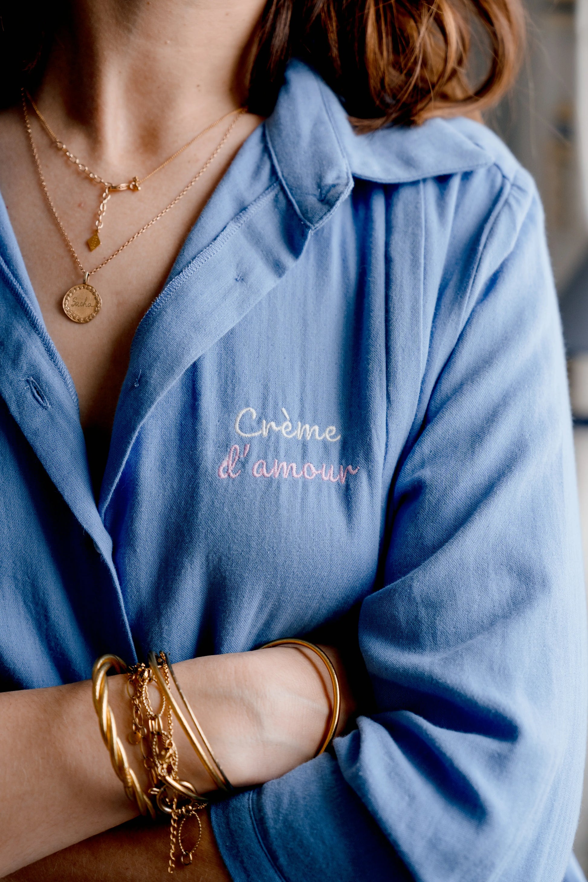 Blouse bohème de grossesse et allaitement pour vivre pleinement sa maternité et nourrir son bébé à la demande. La maman allaite son bébé confortablement dans un fauteuil chez elle, et caline son bébé. Brodé "crème d'amour".