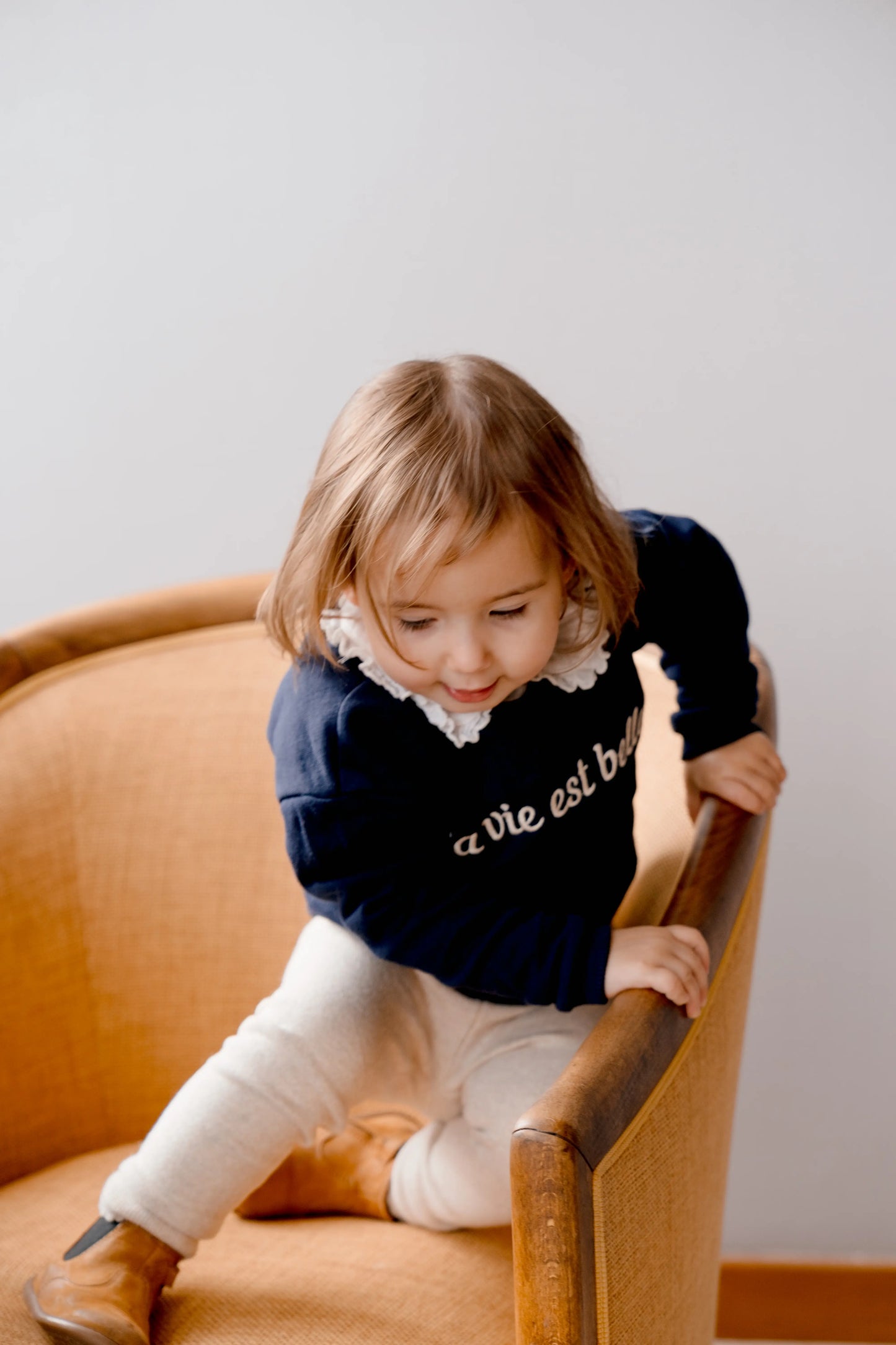 sweat enfant unisexe en coton bleu marine, pour fille et garçon brodé "la vie est belle", matchy-matchy avec maman de 6 mois à 5 ans.