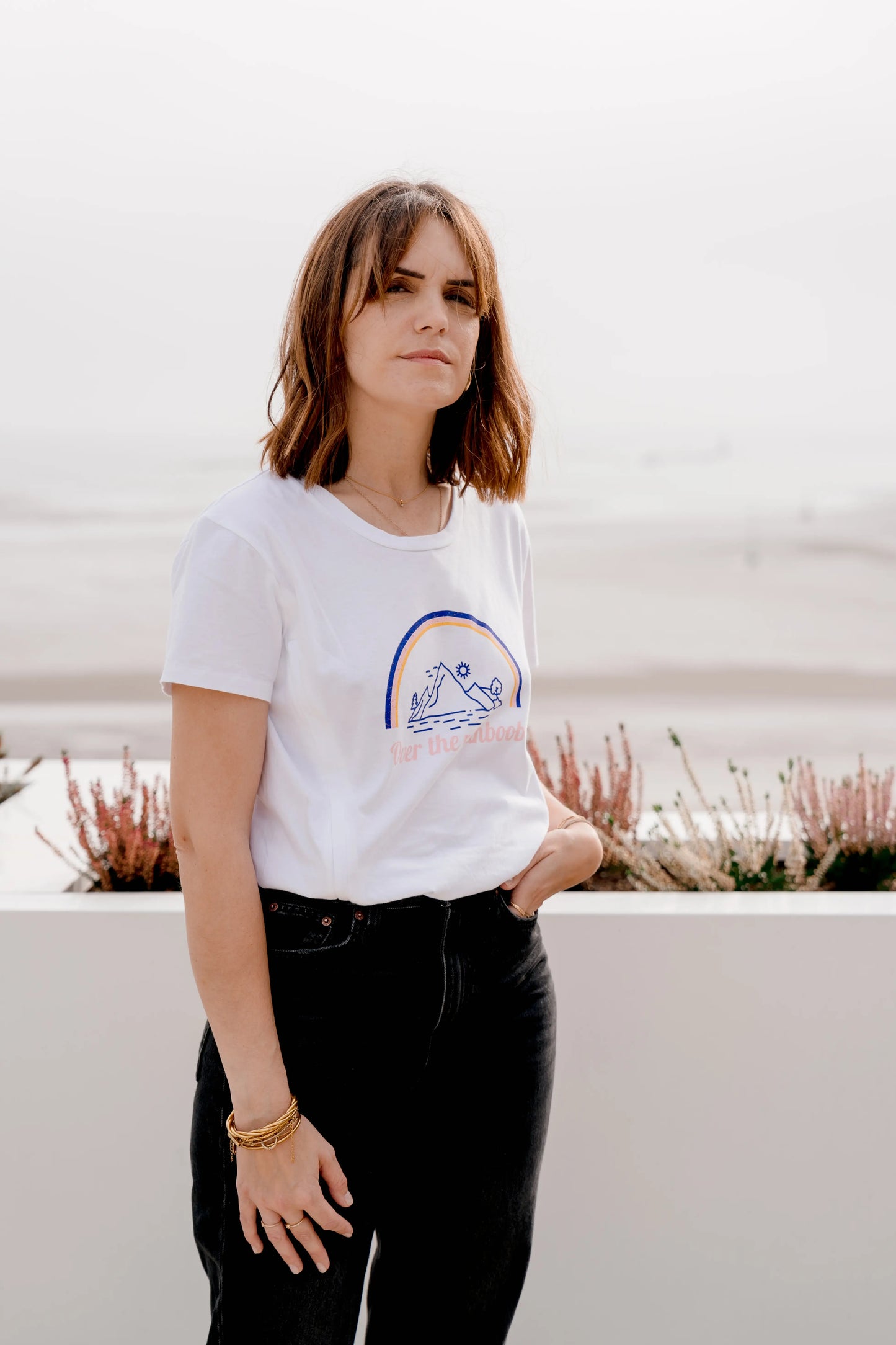 Maman en T-shirt allaitement 100% coton, avec des ouvertures avec zips pour allaiter facilement et discrètement. design "over the rainboob".