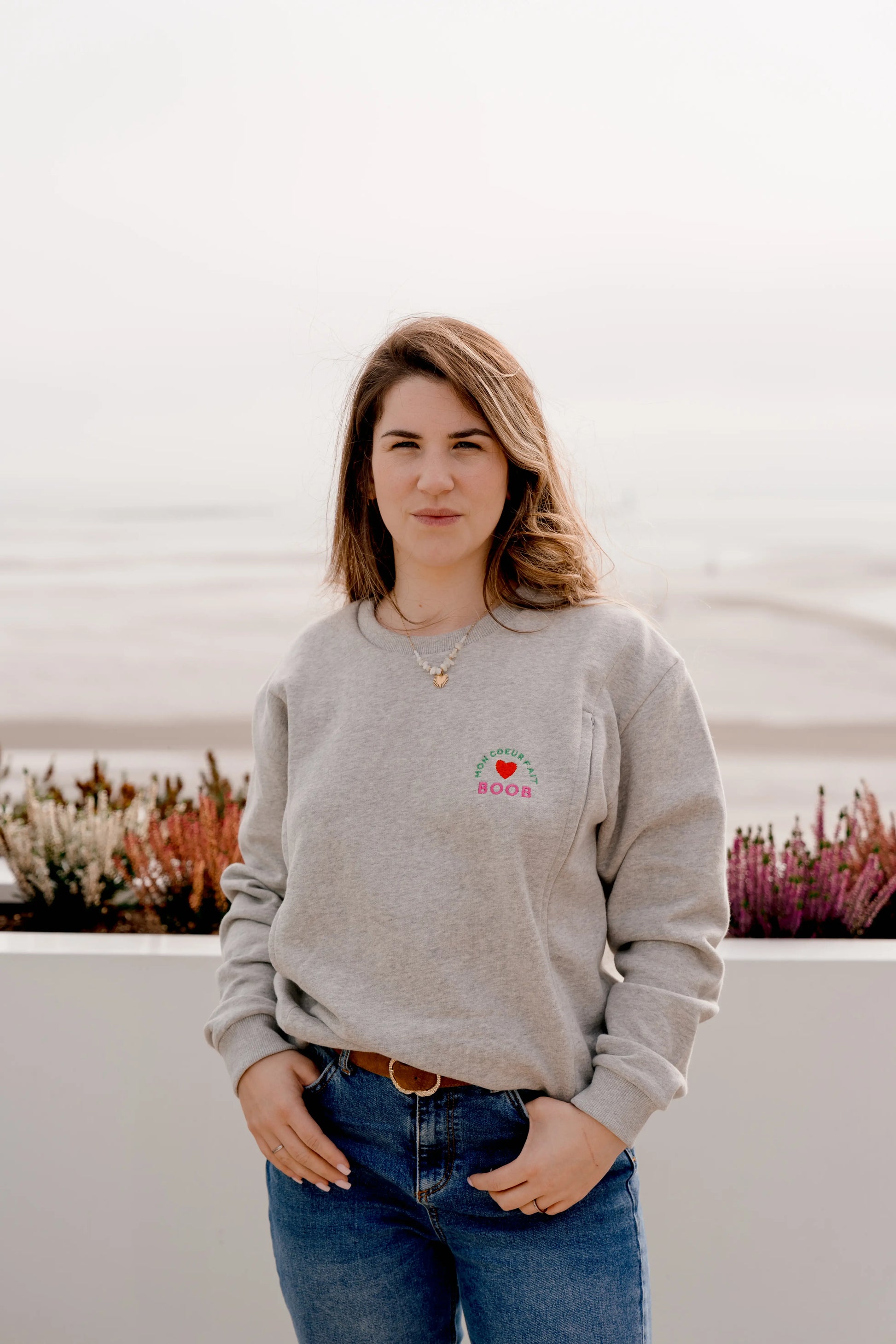 pull maternité à porter pendant la grossesse et l'allaitement. ce sweat d'allaitement brodé Mon Coeur Fait boob est doté de zips YKK de chaque côté de la poitrine afin de s'ouvrir facilement à une main et d'allaiter partout, tout le temps, son bébé à la demande. Un vêtement 100% coton qui concilie praticité et style pour le plus grand confort et bien-être de la maman et de son bébé en post-partum.