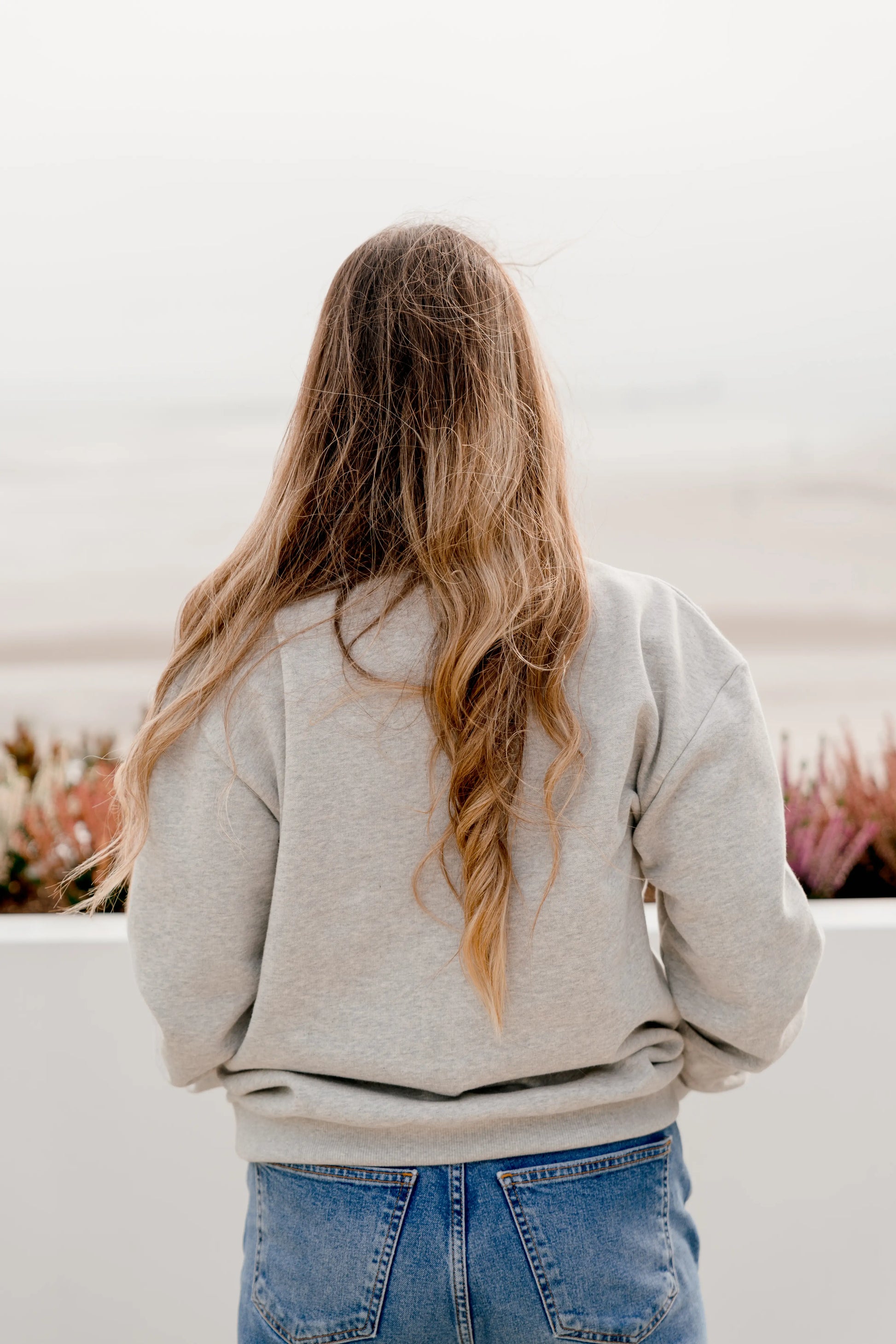 pull maternité à porter pendant la grossesse et l'allaitement. ce sweat d'allaitement brodé Mon Coeur Fait boob est doté de zips YKK de chaque côté de la poitrine afin de s'ouvrir facilement à une main et d'allaiter partout, tout le temps, son bébé à la demande. Un vêtement 100% coton qui concilie praticité et style pour le plus grand confort et bien-être de la maman et de son bébé en post-partum.