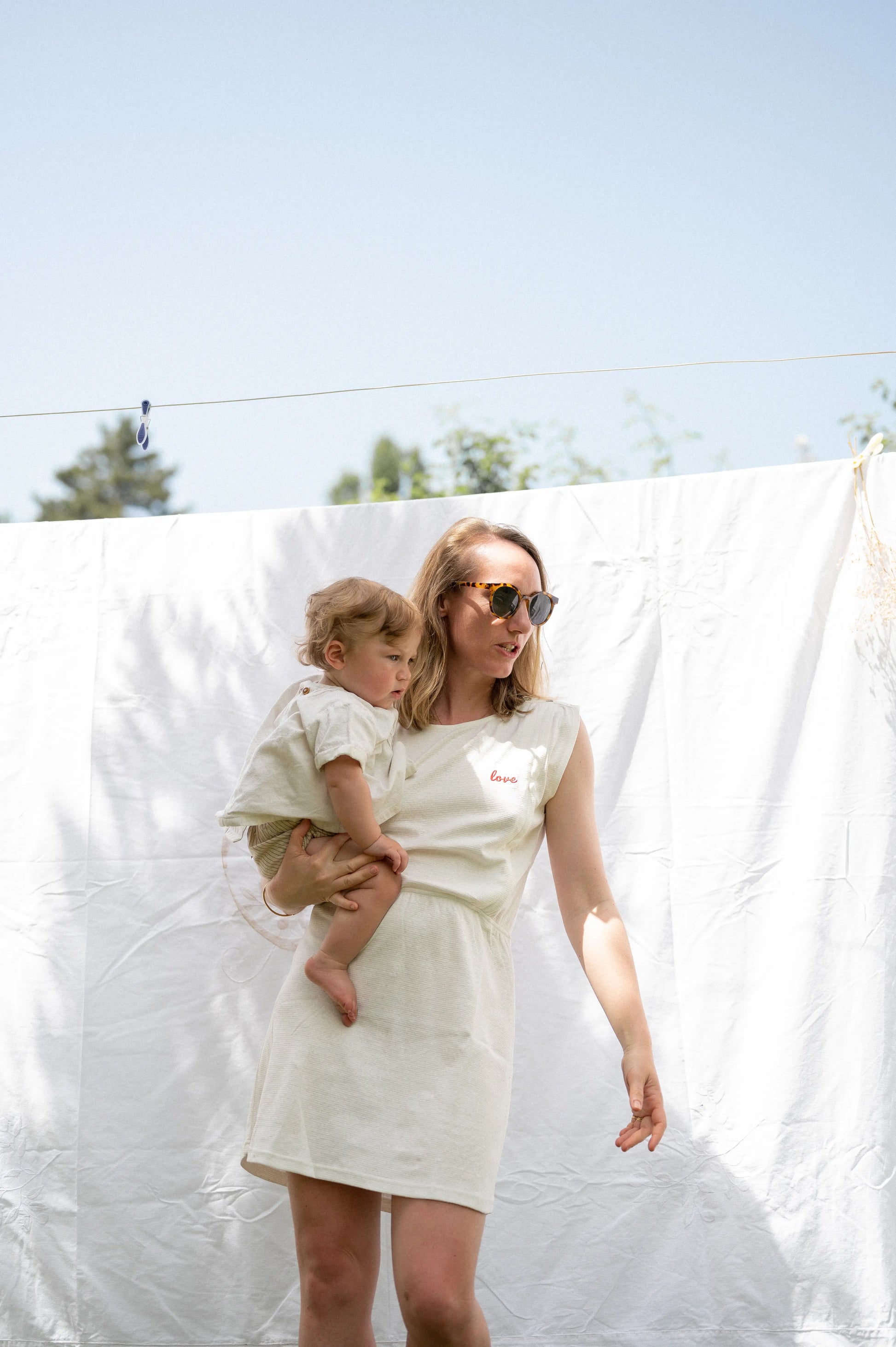 robe d'allaitement crème écru en coton bio pour allaiter partout, tout le temps et confortablement en toute discrétion