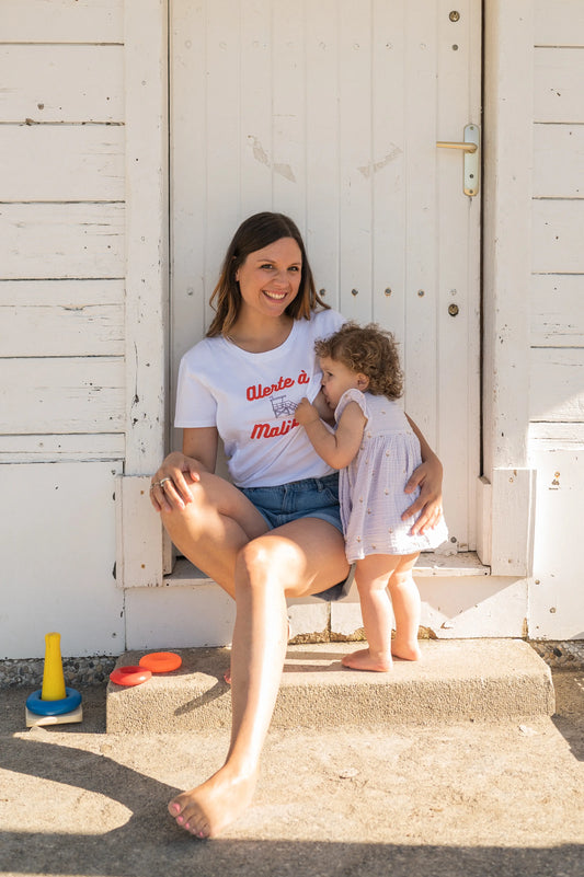 T-shirt d'allaitement avec design print "Alerte à Maliboobo" pour les mamans qui allaitent. Une coupe ajustée et féminine pour un look casual et une jolie silhouette pour flatter le corps des mamans en post-partum qui souhaitent allaiter partout, tout le temps, et en toute discrétion grâce aux zips YKK invisibles et faciles à ouvrir d'une main.