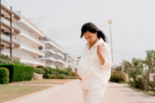 Blouse de Grossesse et Allaitement "Crème d'Amour" de la marque LIMKY. Une blouse de couleur crème, pour accompagner maman à chaque étape de sa maternité, dôtée de zips discrets et solides pour faciliter l'allaitement de bébé. Une coupe flatteuse, un tissu absorbant en gaze de coton, idéal en cas de petite fuite de lait maternel. Un cadeau de naissance chic et idéal pour les jeunes et futures mamans qui fêtent leur baby shower !