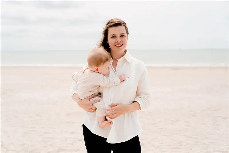 Blouse de Grossesse et Allaitement "Crème d'Amour" de la marque LIMKY. Une blouse chemisier de couleur crème, pour accompagner maman à chaque étape de sa maternité, dotée de zips discrets et solides pour faciliter l'allaitement de bébé. Une coupe flatteuse, un tissu absorbant en gaze de coton, avec une jolie broderie au coeur "crème d'amour". Idéal en cas de petite fuite de lait maternel. Un cadeau de naissance chic et idéal pour les jeunes et futures mamans qui fêtent leur baby shower !