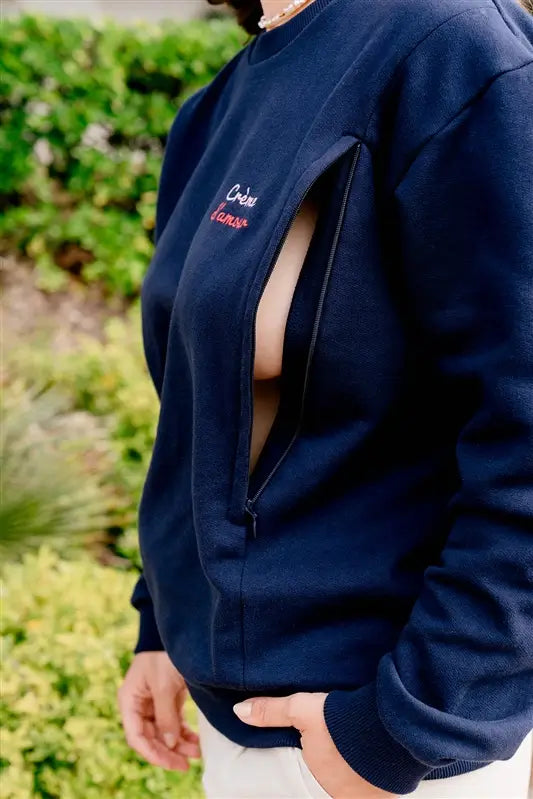 Sweat de Grossesse et Allaitement bleu marine LIMKY "Crème d'amour". En coton et doté de zips solides, discrets et faciles à ouvrir d'une seule main. Ce pull maternité a coupe polyvalente et confortable pour donner un look tendance aux jeunes et futures mamans et les accompagner à chaque étape de leur maternité : grossesse et allaitement et post-partum. Une idée de cadeau de naissance idéale pour sa liste de naissance ou une baby shower !