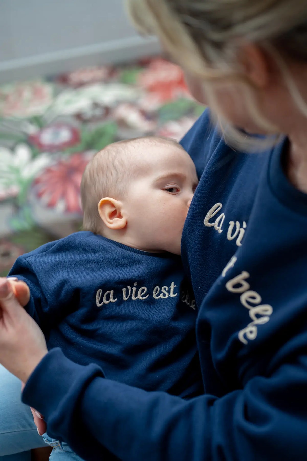 Sweat-shirt pour enfant bleu marine de la marque LIMKY, brodé "la vie est belle".
100% coton, fabriqué au Portugal, pour habiller bébé dès ses 6 mois et les enfants jusqu'aux 6 ans. Un modèle unisexe matchy-matchy pour être assorti au pull de maman.