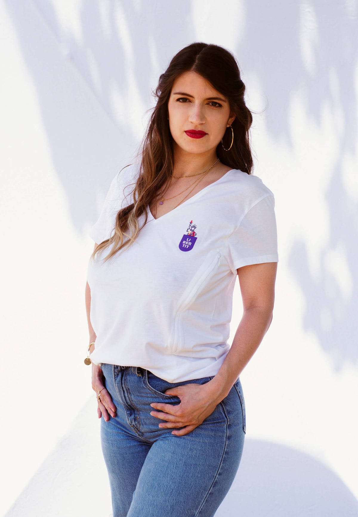 T-shirt d'allaitement en coton blanc de la marque LIMKY avec un décolleté col V.
Un t-shirt d'allaitement doté de zips solides, discrets, et faciles à ouvrir d'une seule main pour que les mamans puissent allaiter discrètement et facilement bébé. Le t-shirt d'allaitement possède un print au coeur "Libertit". Fabriqué au Portugal et de qualité, c'est une idée de cadeau de naissance idéale lors du baby shower !