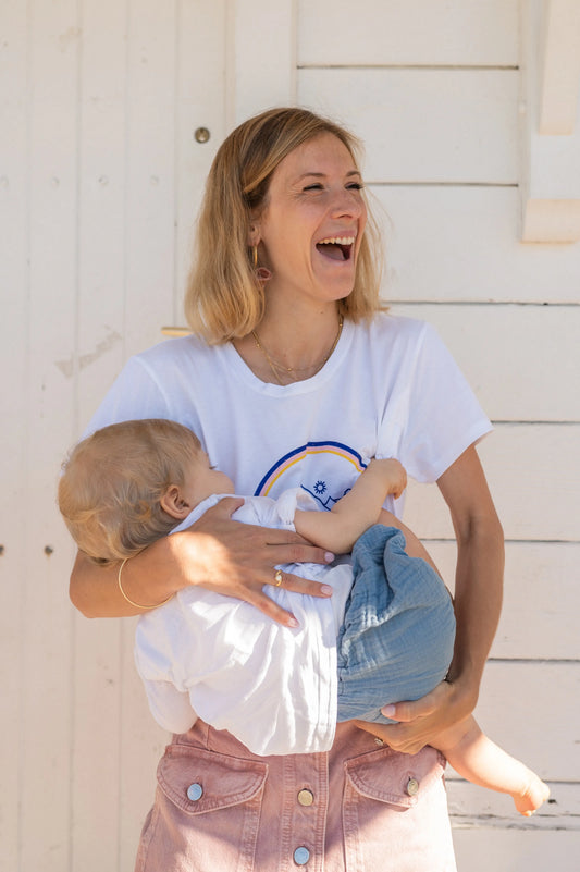 T-shirt d'allaitement blanc LIMKY avec des zips pour allaiter discrètement et facilement.
Les seuls ouvertures allaitement zippées faciles à ouvrir d'une seule main.
Ce t-shirt 100% coton et fabriqué au Portugal présente un design d'arc-en-ciel "over the rainbow" pour les amoureux des montagnes et du lac.
Une coupe flatteuse et confortable qui fera une super idée cadeau de naissaance lors d'une baby shower !