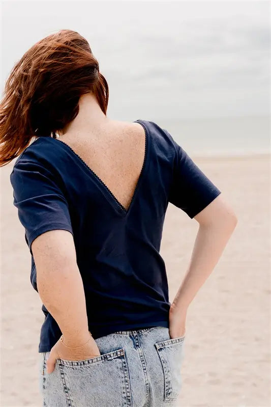T-shirt d'allaitement dos nu LIMKY en coton, avec une encolure en décolleté col V avec de la fine dentelle. Ce t-shirt d'allaitement propose des glissières avec des zips pour allaiter facilement et discrètement bébé. Le t-shirt possède également une jolie broderie au coeur "Amour is French".