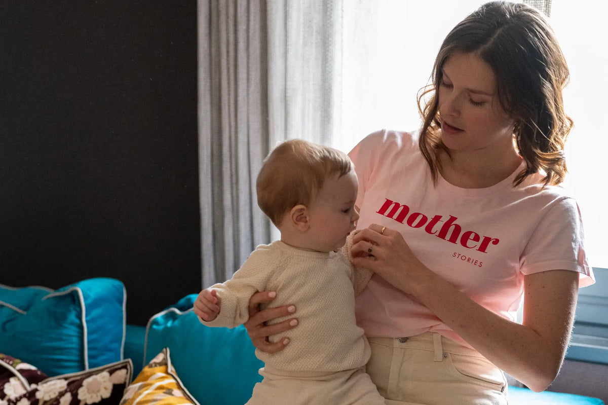 T-shirt pour maman rose LIMKY "Mother Stories" en coton ultra doux effet "peau de pêche".
Ce t-shirt au col rond est 100% coton et est fabriqué au Portugal.
Cet t-shirt maternité spécialement conçu pour embellir le quotidien des mamans et affirmer le nouveau rôle de maman et créer du lien avec d'autres mamans.
Un t-shirt original, tendance et de qualité que les mamans auront plaisir à porter tout au long de leur maternité. Une idée cadeau de naissance idéale à offrir pour une baby shower.