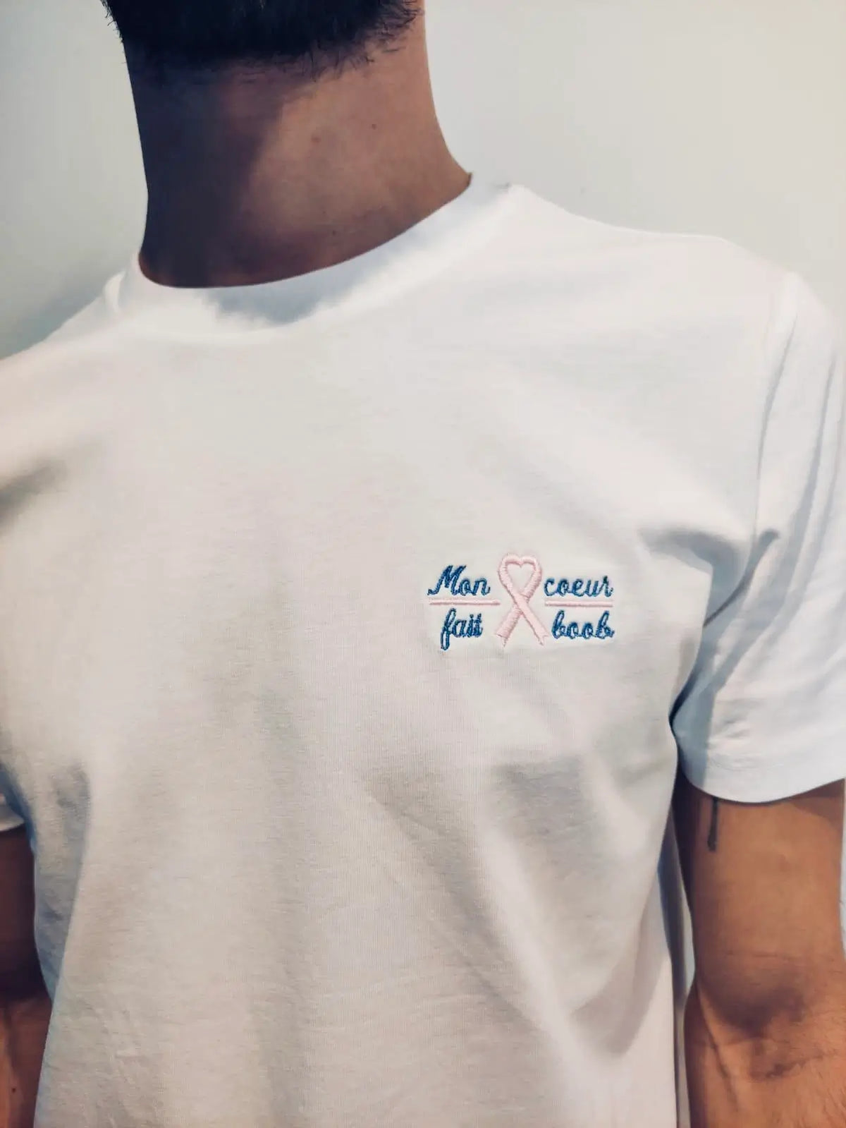 T-shirt unisexe pour octobre rose LIMKY "Mon coeur fait boob" en coton ultra doux effet " afin de sensibiliser au dépistage du cancer du sein.
Un t-shirt idéal à acheter et à porter en octobre pour soutenir les malades du cancer du sein. une partie des bénéfices est reversé à l'association skin qui oeuvre au quotidien pour les personnes atteintes de cette maladie.