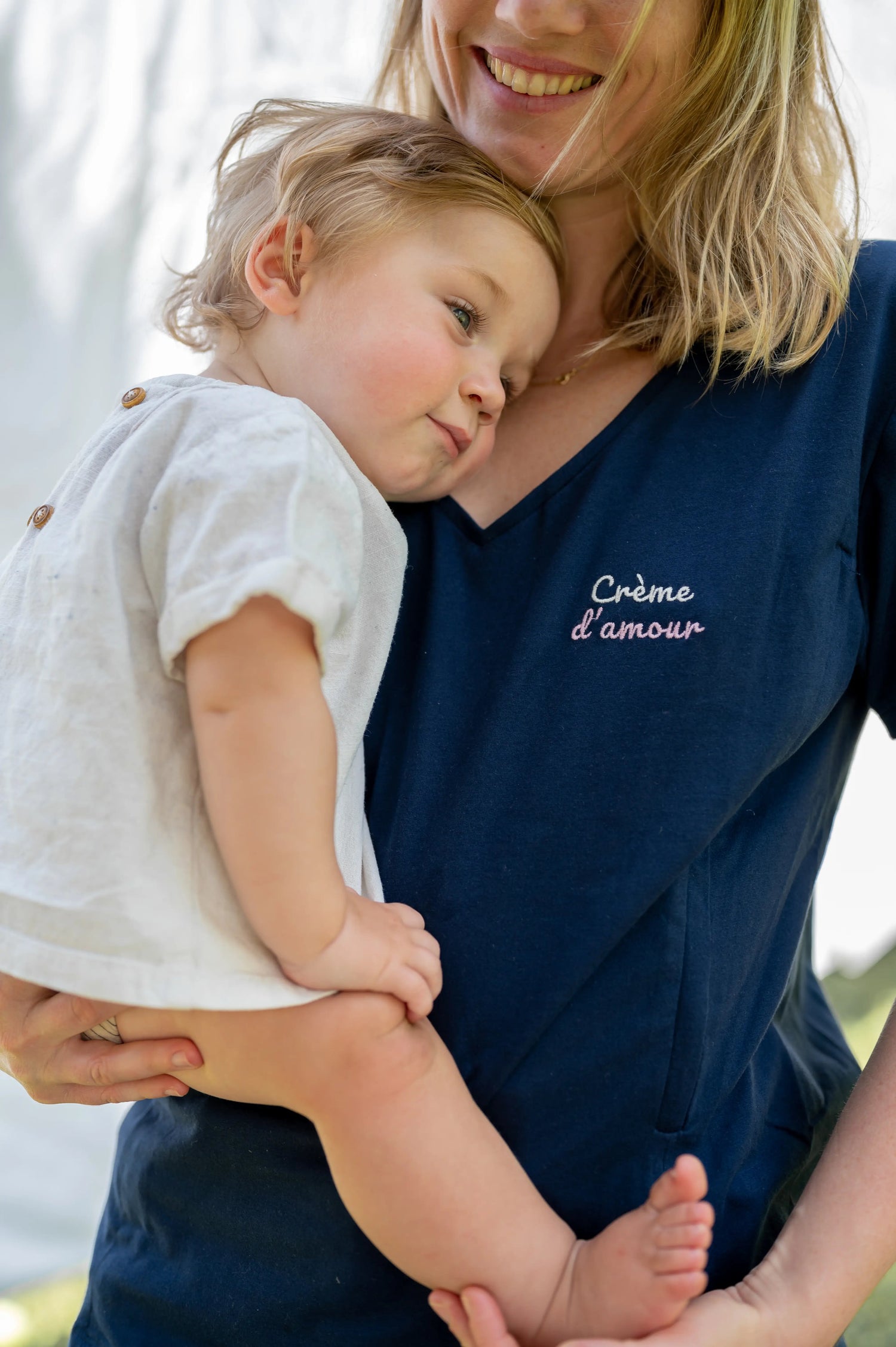 nouveau tshirt d'allaitement bleu marine brodé au coeur et avec amour le message de crème d'amour