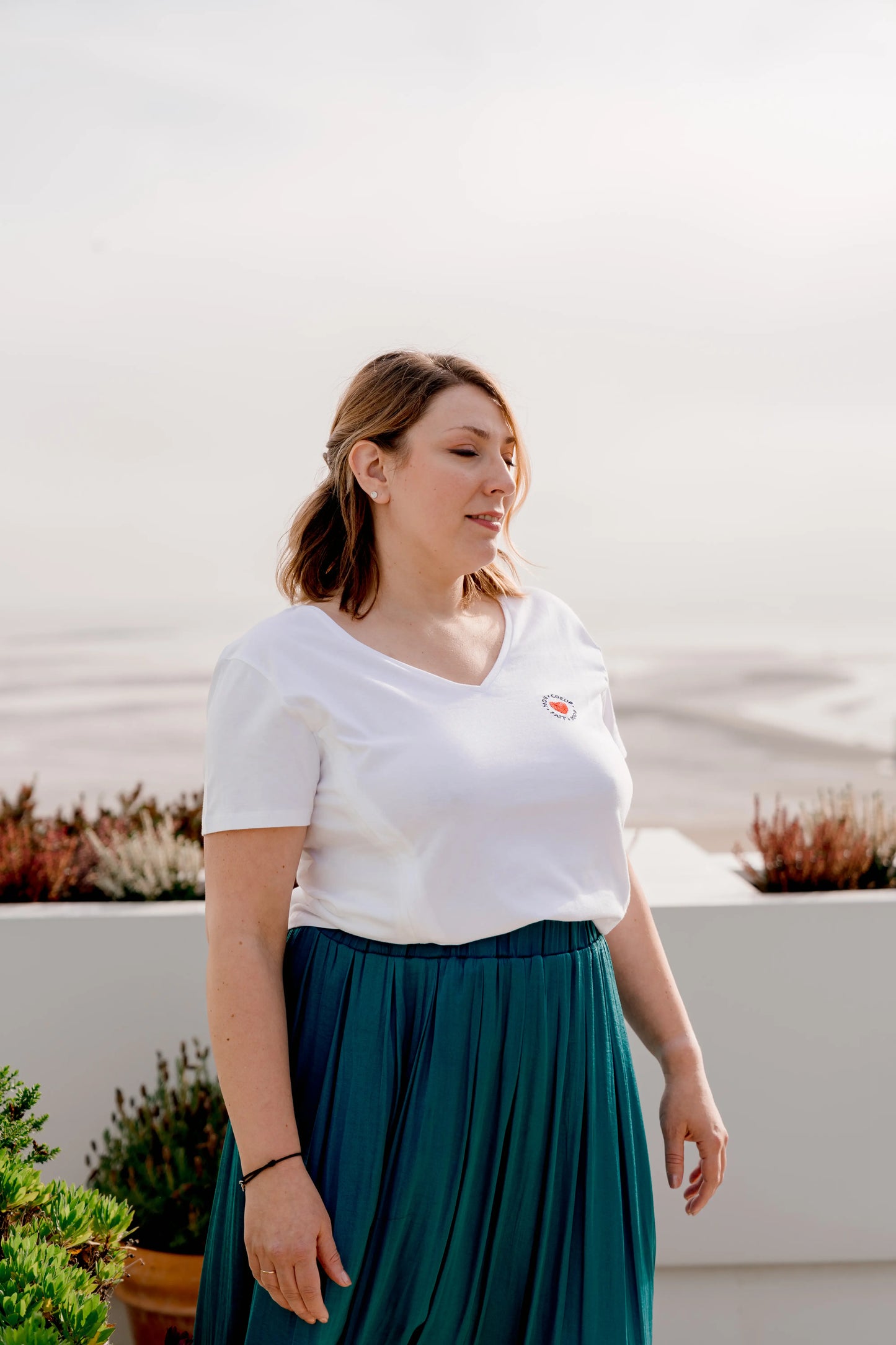 t-shirt blanc crème d'allaitement avec broderie au coeur "mon coeur fait boob" avec un joli décolleté V et des ouvertures bien larges et longues pour allaiter bébé.