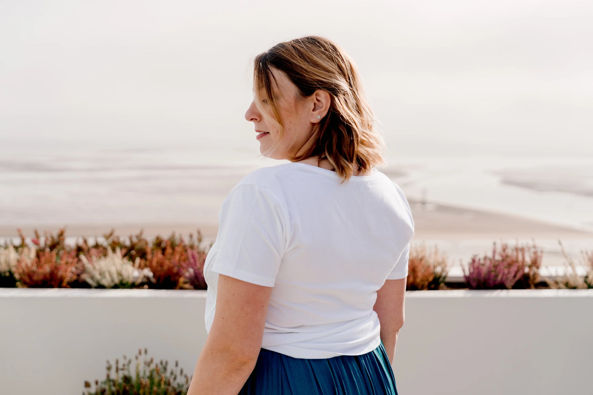 t-shirt blanc crème d'allaitement avec broderie au coeur "mon coeur fait boob" avec un joli décolleté V et des ouvertures bien larges et longues pour allaiter bébé.