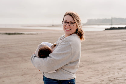 maman allaite partout, tout le temps, son bébé grâce à son sweat gris chiné en coton, brodé au coeur "Mon Coeur fait boob". Sweat d'inspiration des années 90s, est polyvalent et peut être porté par les futures mamans enceinte pendant leur grossesse et aussi après l'accouchement pour allaiter bébé. Deux zips de la marque YKK de chaque côté de la poitrine permettent d'accéder au sein et de nourrir facilement, simplement et discrètement votre bébé. 