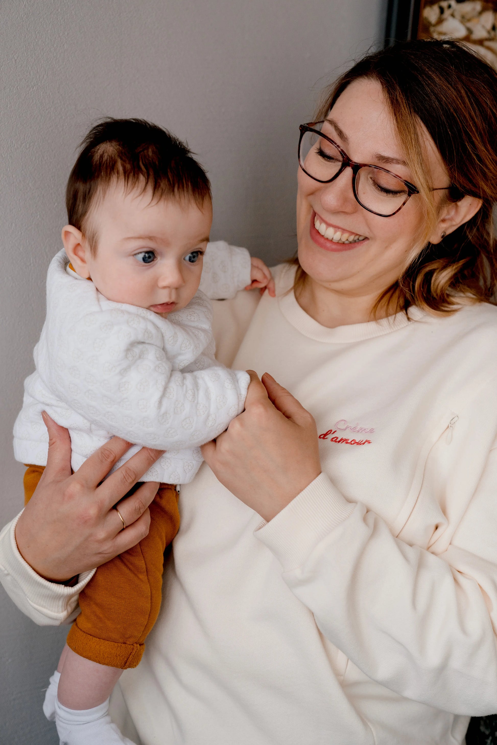 pull maternité polyvalent pour la grossesse et la maternité. en coton bio avec des zips faciles à ouvrir d'une main pour allaiter simplement et discrètement son bébé. Sweat brodé "crème d'amour".