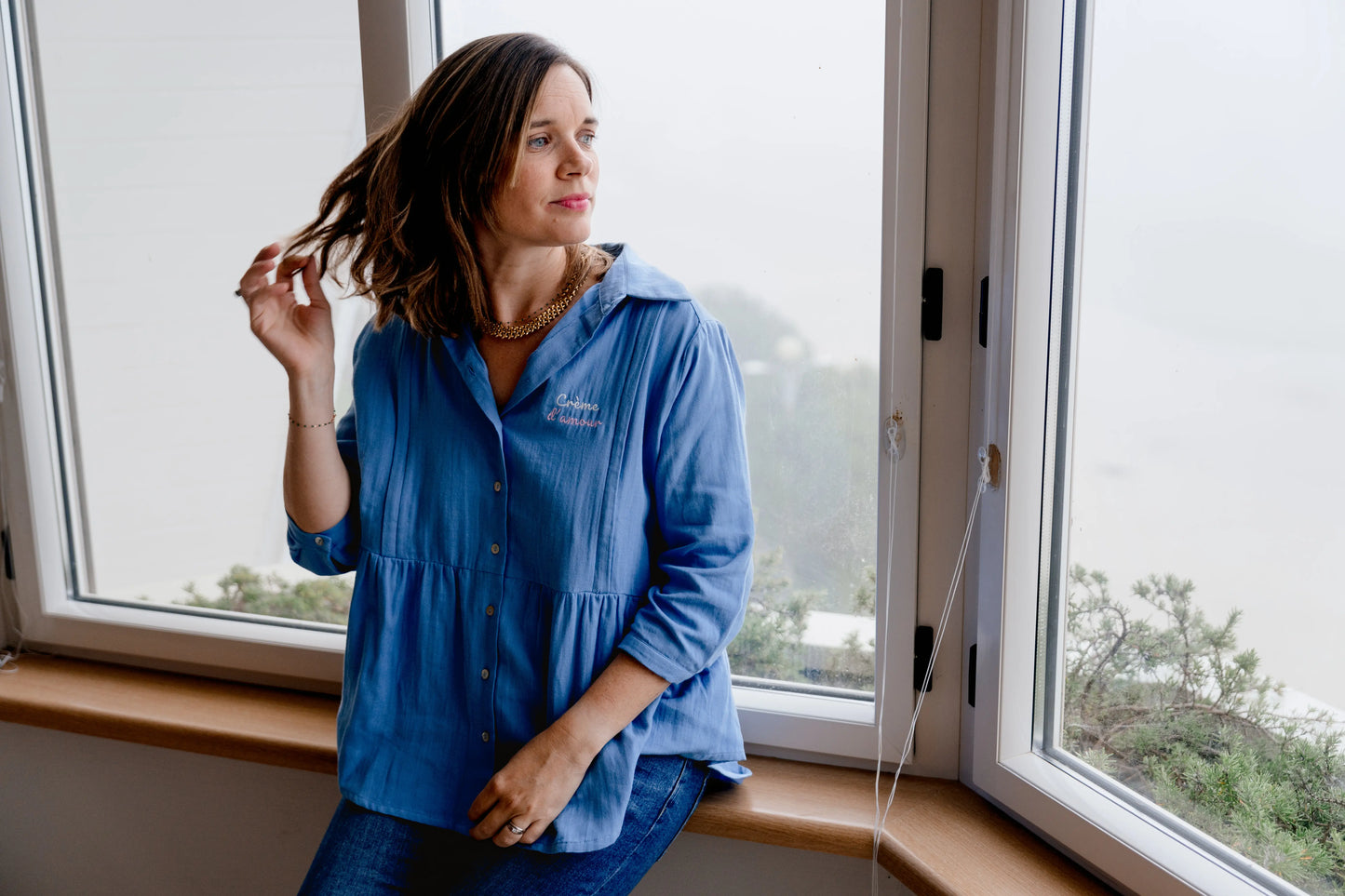 Blouse en gaze de coton pour la grossesse et l'allaitement. Pour les mamans enceintes ou allaitantes. avec des zips de la marque YKK de chaque côté de la poitrine afin de nourrir facilement, rapidement et discrètement votre bébé. Broderie au coeur et boutons nacrés pour un style élégant et féminin.