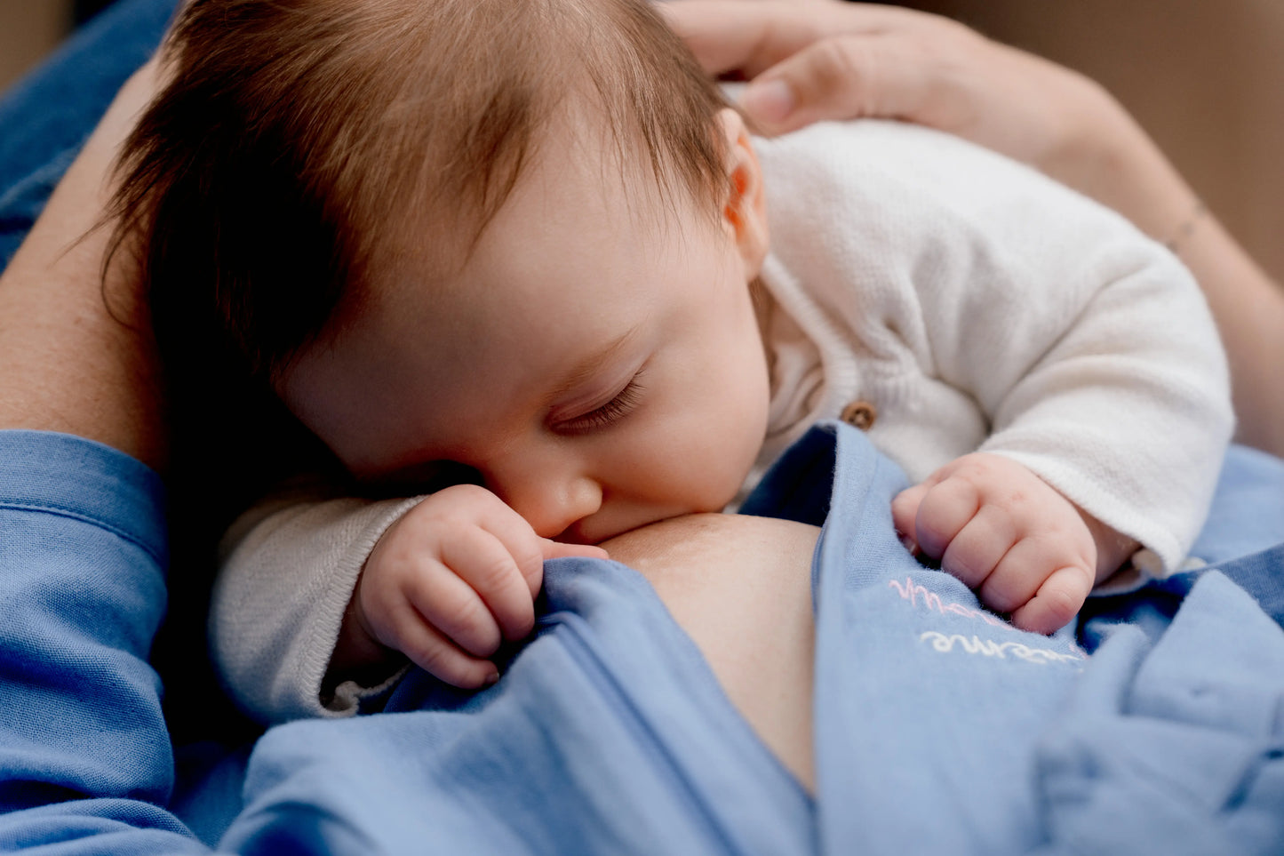 Chemisier d'allaitement, blouse en gaze de coton pour la maternité. Pour les mamans enceintes ou allaitantes. avec des zips de la marque YKK de chaque côté de la poitrine afin de nourrir facilement, rapidement et discrètement votre bébé.