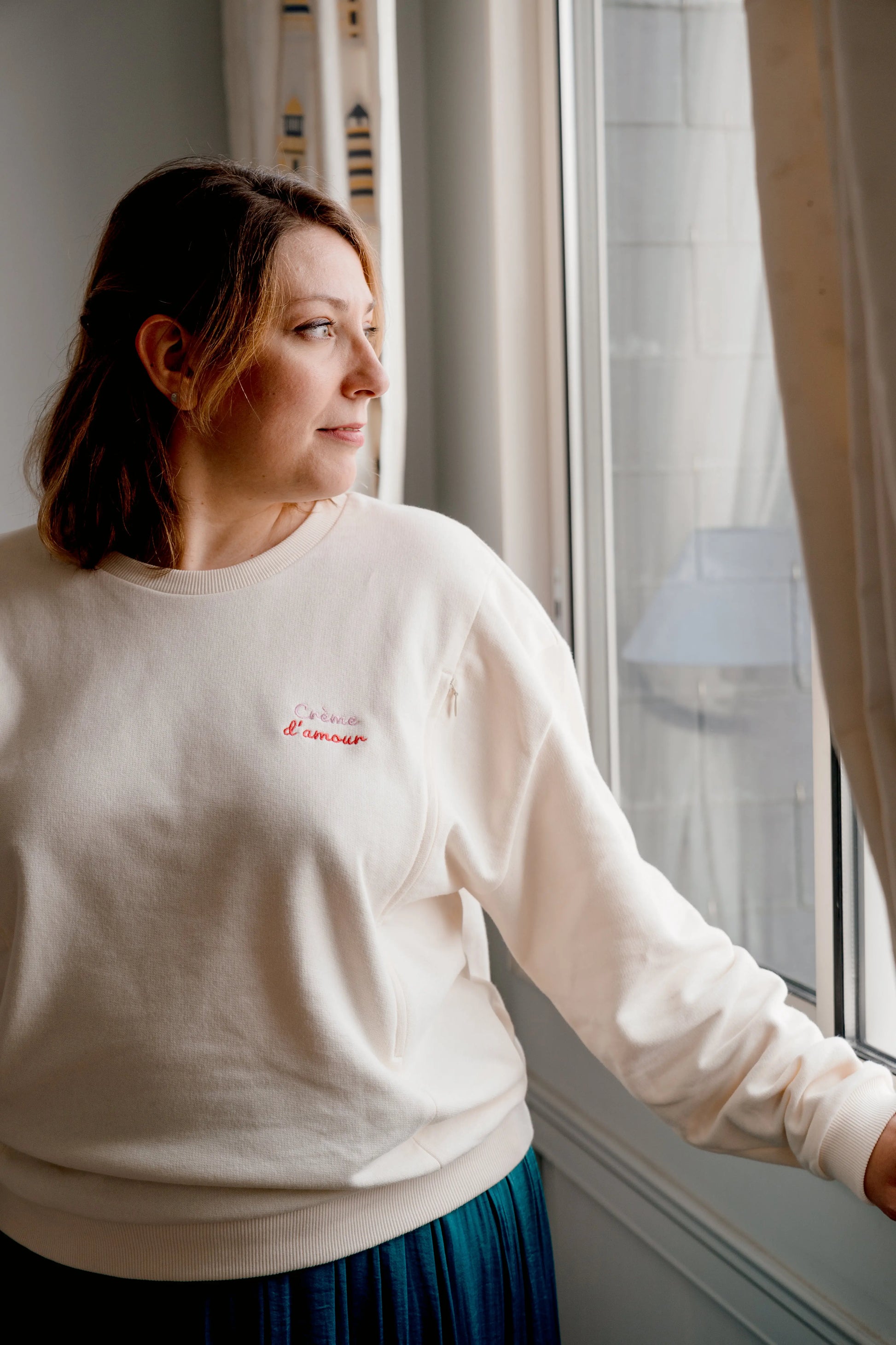 pull maternité polyvalent pour la grossesse et la maternité. en coton bio avec des zips faciles à ouvrir d'une main pour allaiter simplement et discrètement son bébé. Sweat brodé "crème d'amour".