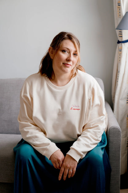 pull maternité polyvalent pour la grossesse et la maternité. en coton bio avec des zips faciles à ouvrir d'une main pour allaiter simplement et discrètement son bébé. Sweat brodé "crème d'amour".