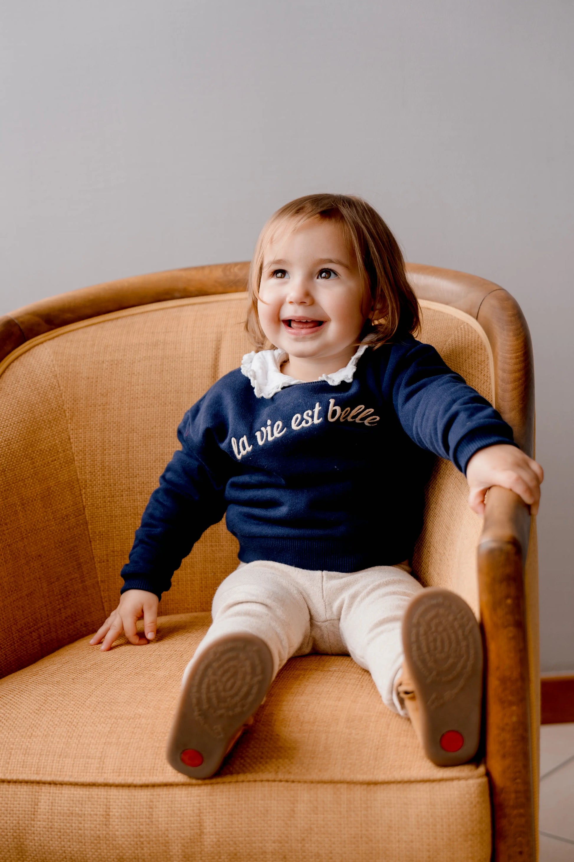 sweat enfant unisexe bleu marine, pour fille et garçon brodé "la vie est belle", matchy-matchy avec maman de 6 mois à 5 ans.