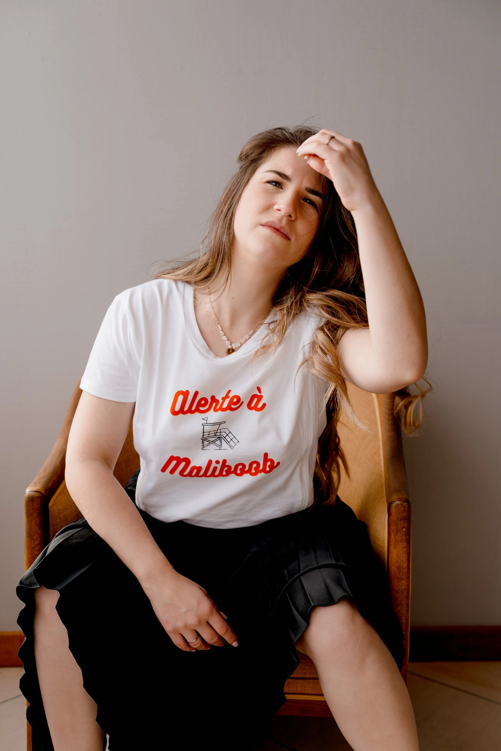 T-shirt d'allaitement avec design print "Alerte à Maliboob" pour les mamans qui allaitent. Une coupe ajustée et féminine pour un look casual et une jolie silhouette pour flatter le corps des mamans en post-partum qui souhaitent allaiter partout, tout le temps, et en toute discrétion grâce aux zips YKK invisibles et faciles à ouvrir d'une main.