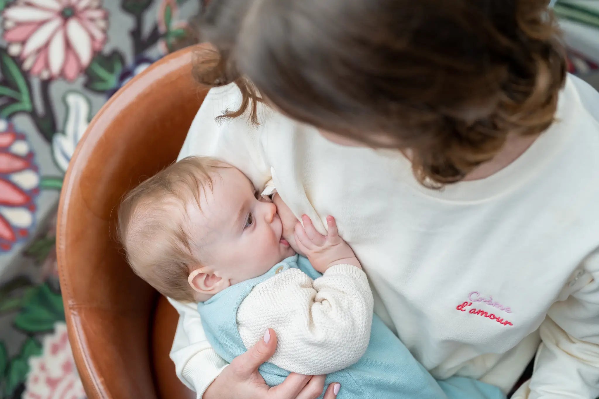 pull jumper pour allaiter bébé couleur crème avec une broderie au coeur 