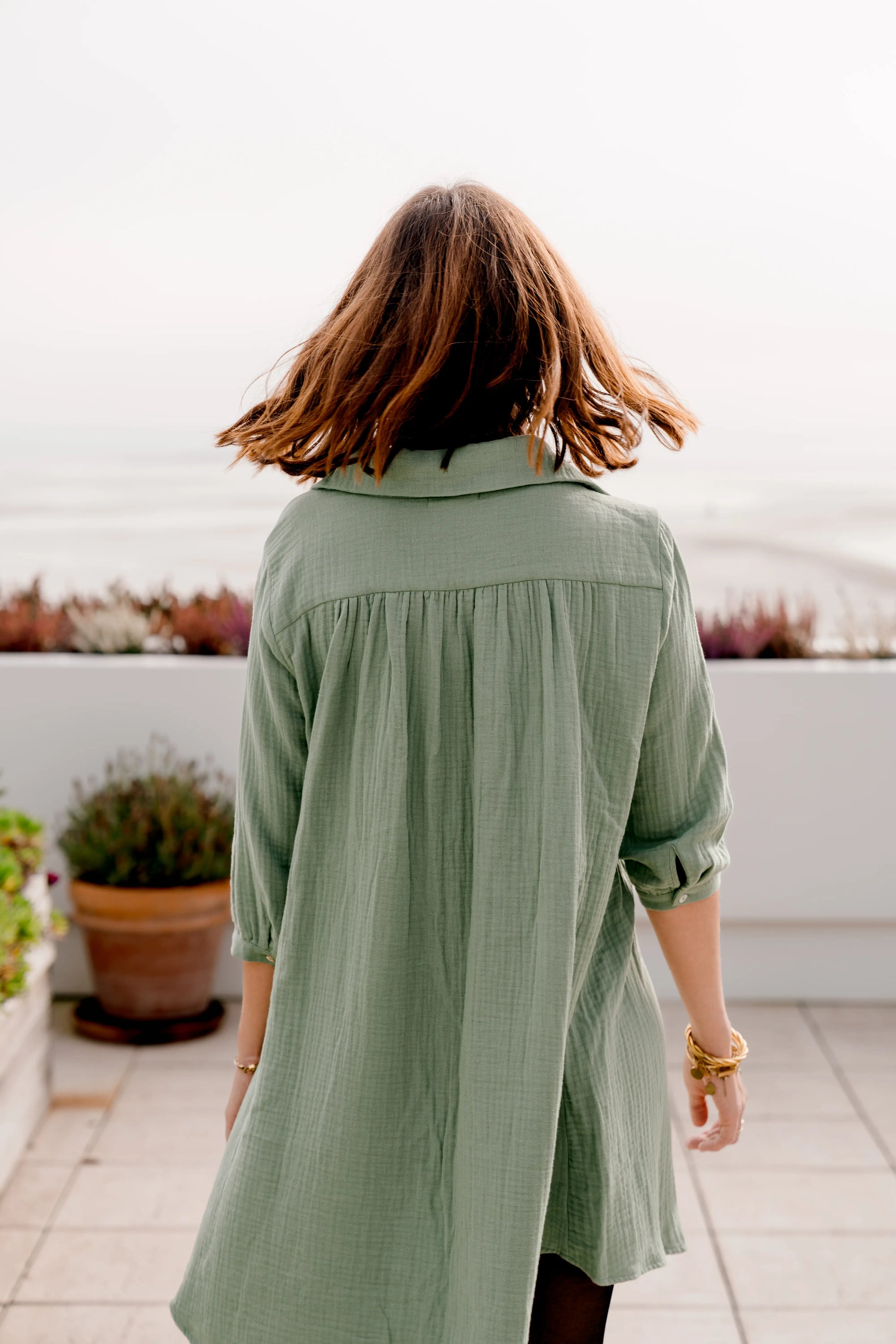 maman en robe de grossesse et allaitement en blouse en gaze de coton pour vivre pleinement sa maternité et son allaitement maternel. Une robe aussi bien confortable que pratique et chic et élégante.