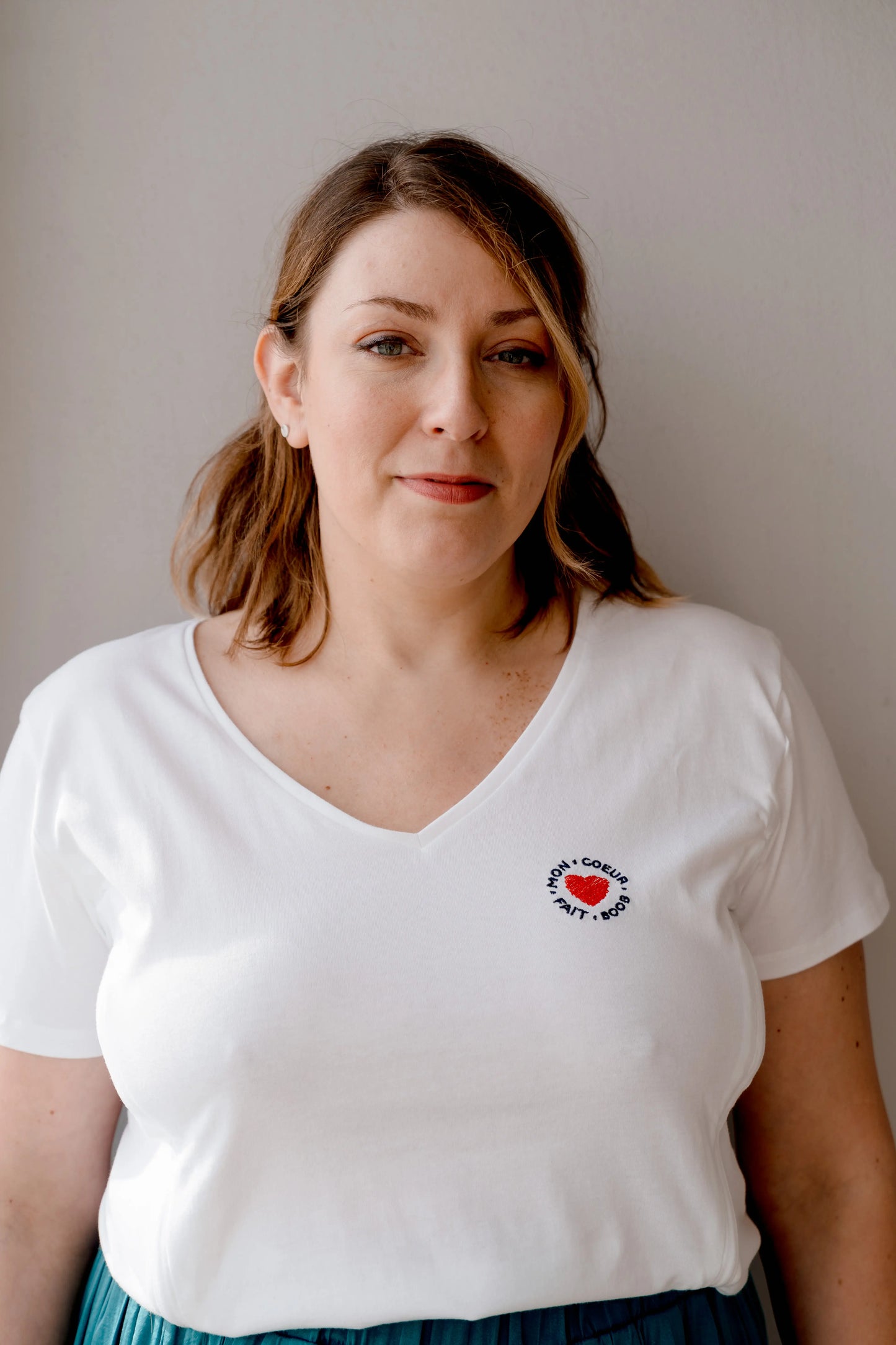 t-shirt blanc crème d'allaitement avec broderie au coeur "mon coeur fait boob" avec un joli décolleté V et des ouvertures bien larges et longues pour allaiter bébé.