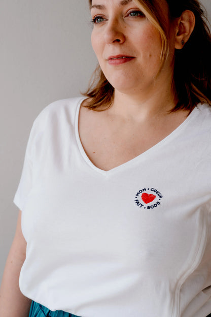 t-shirt blanc crème d'allaitement avec broderie au coeur "mon coeur fait boob" avec un joli décolleté V et des ouvertures bien larges et longues pour allaiter bébé.