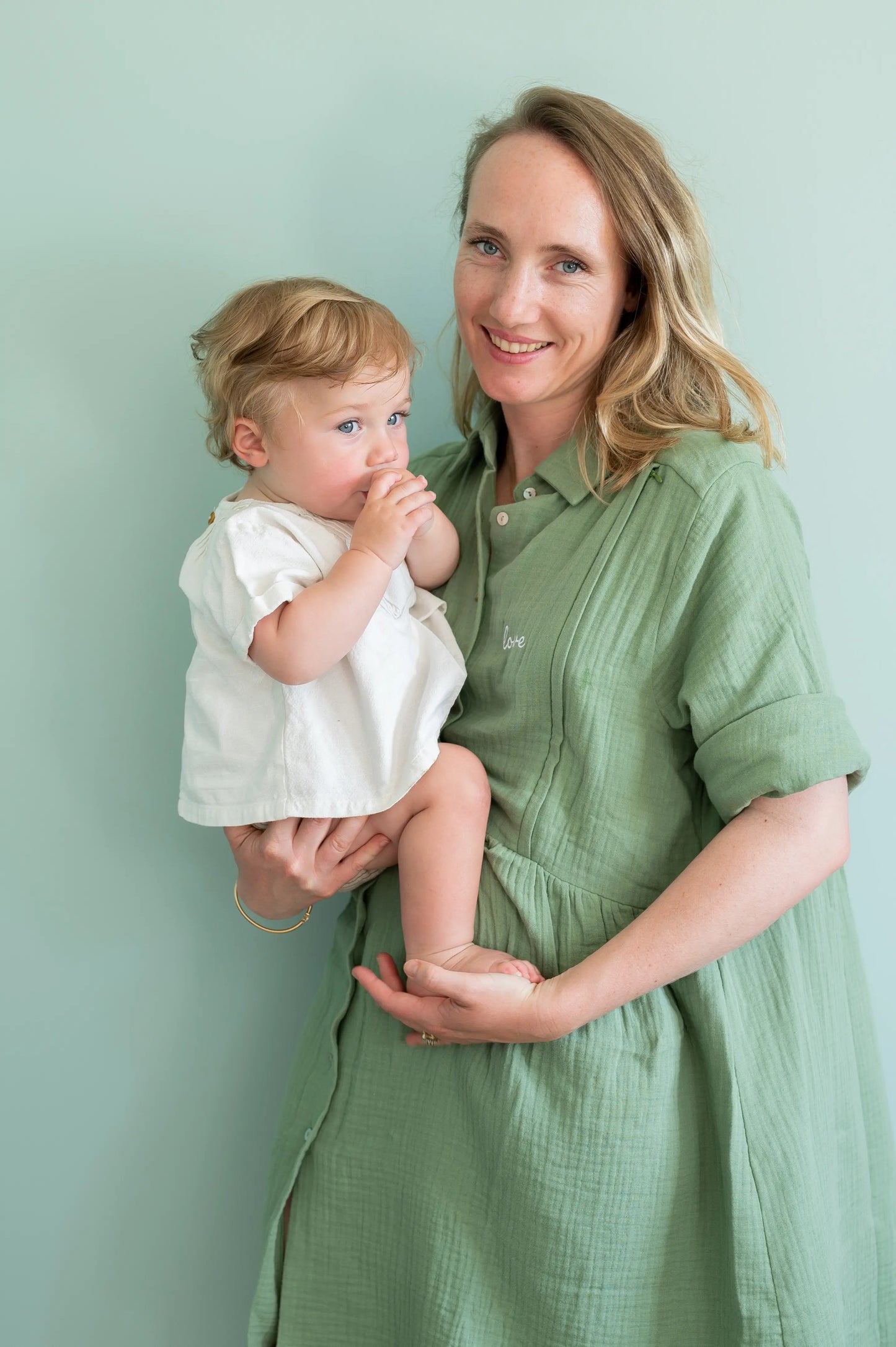 robe de grossesse et allaitement pour accompagner maman tout au long de sa maternité et allaiter partout tout le temps, avec une coupe ajustée et adaptée pour la femme enceinte