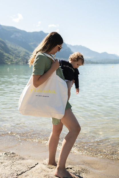 sac de famille pour maman avec imprimé "Y'a du soleil et des mamas" pour transporter tout le nécessaire pour un weekend, une sortie à la mer, en ville, à la plage ! cabas XXL idéal en coton bio fabriqué au Portugal