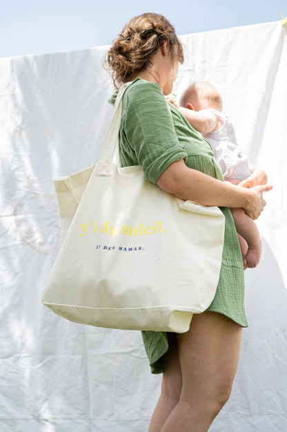 sac de famille pour maman avec imprimé "Y'a du soleil et des mamas" pour transporter tout le nécessaire pour un weekend, une sortie à la mer, en ville, à la plage ! cabas XXL idéal en coton bio fabriqué au Portugal