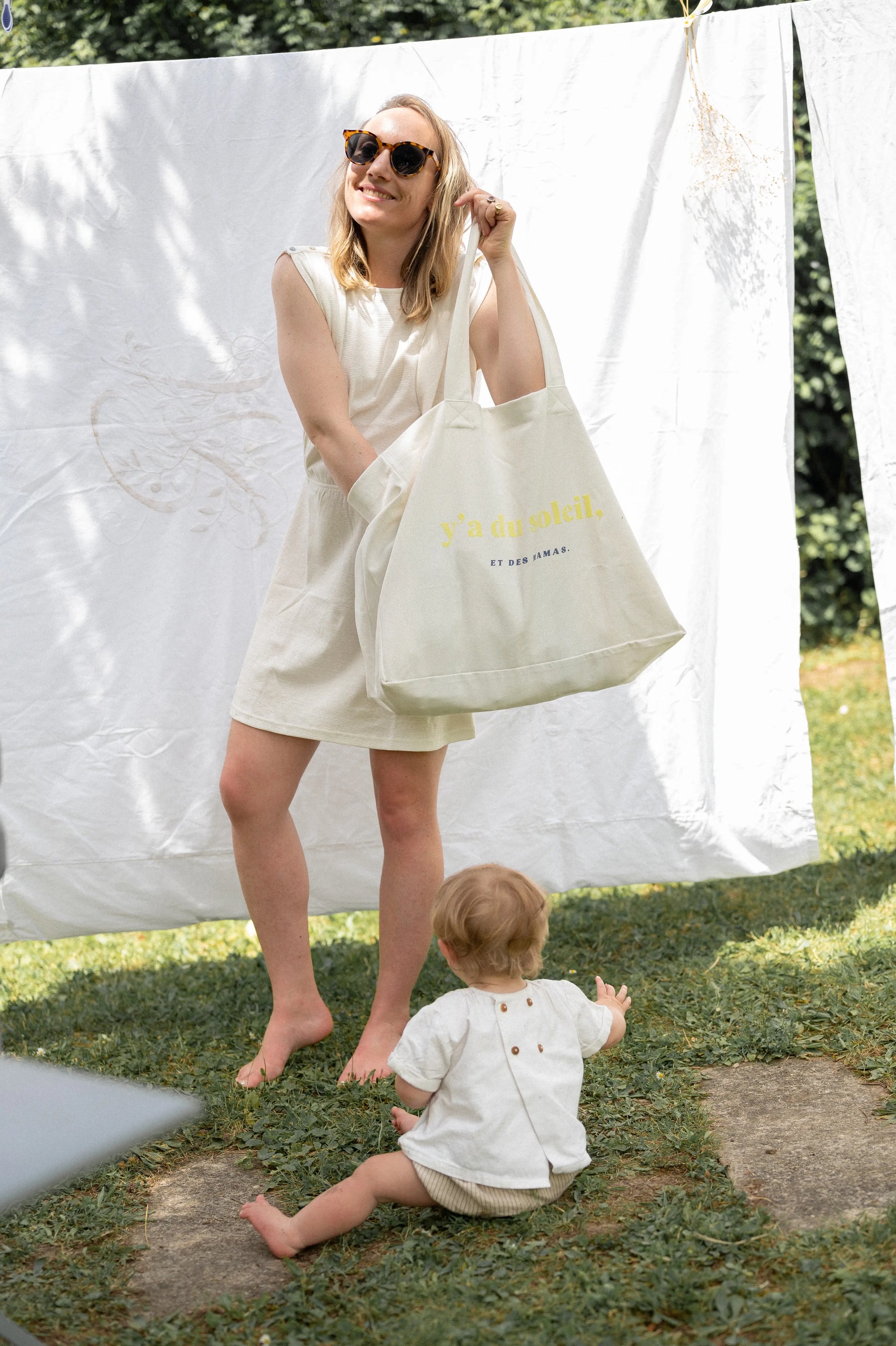 sac de famille pour maman avec imprimé "Y'a du soleil et des mamas" pour transporter tout le nécessaire pour un weekend, une sortie à la mer, en ville, à la plage ! cabas XXL idéal en coton bio fabriqué au Portugalsac de famille pour maman avec imprimé "Y'a du soleil et des mamas" pour transporter tout le nécessaire pour un weekend, une sortie à la mer, en ville, à la plage ! cabas XXL idéal en coton bio fabriqué au Portugal