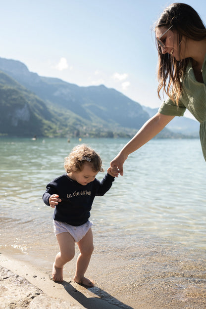 sweat enfant unisexe bleu marine, pour fille et garçon brodé "la vie est belle", matchy-matchy avec maman de 6 mois à 5 ans.