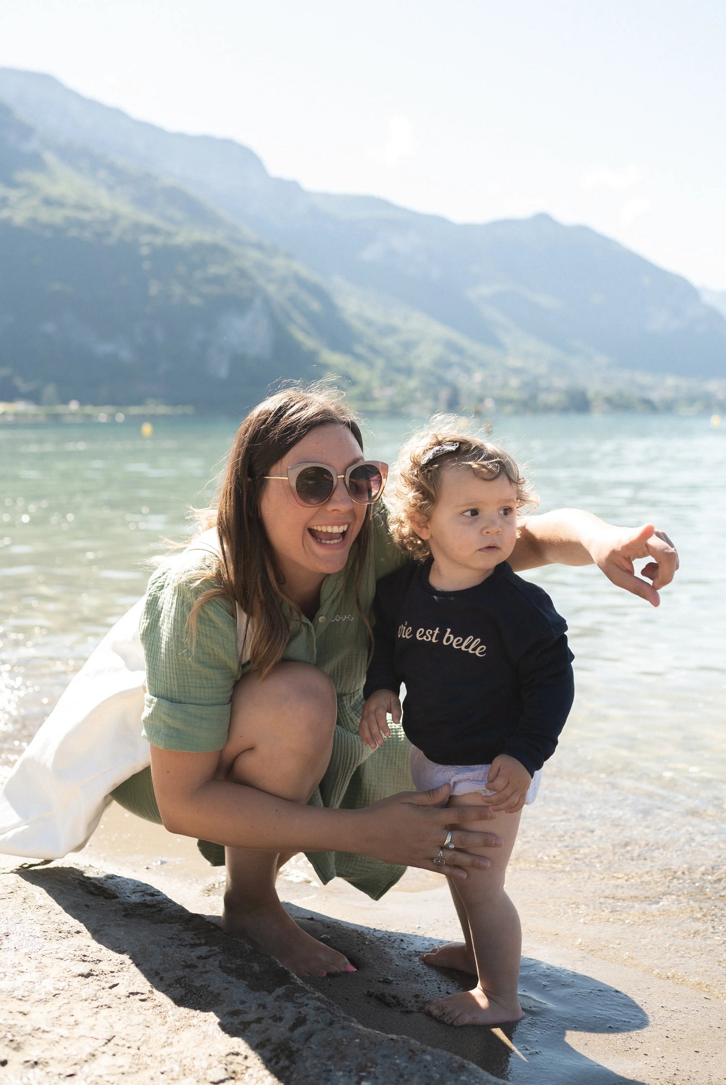 sweat enfant unisexe bleu marine, pour fille et garçon brodé "la vie est belle", matchy-matchy avec maman de 6 mois à 5 ans.