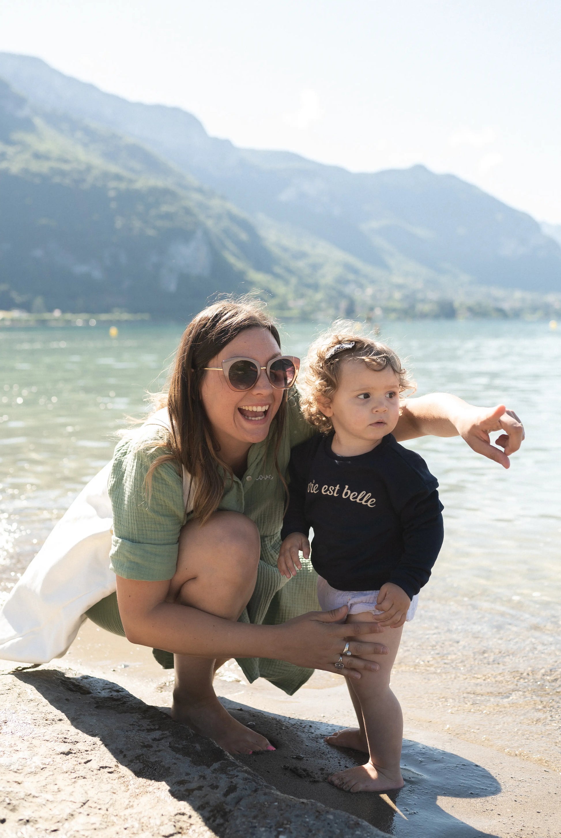 sweat enfant unisexe bleu marine, pour fille et garçon brodé "la vie est belle", matchy-matchy avec maman de 6 mois à 5 ans.