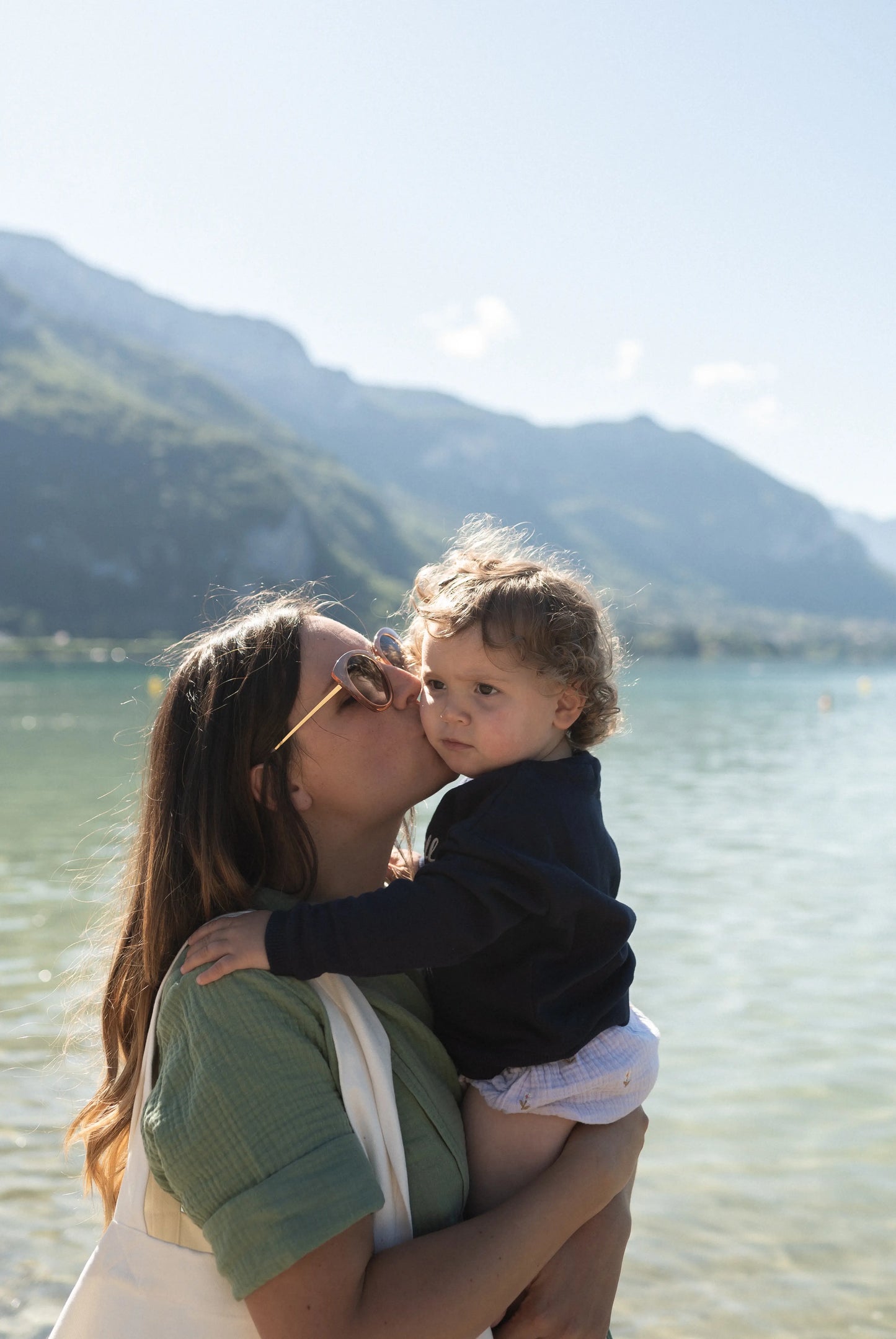 sweat enfant unisexe bleu marine, pour fille et garçon brodé "la vie est belle", matchy-matchy avec maman de 6 mois à 5 ans.