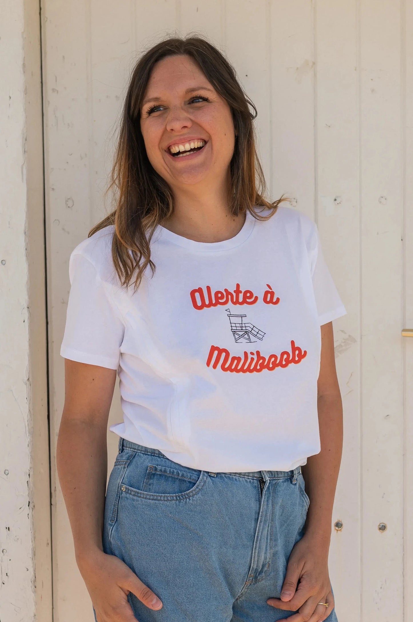 T-shirt d'allaitement avec design print "Alerte à Maliboobo" pour les mamans qui allaitent. Une coupe ajustée et féminine pour un look casual et une jolie silhouette pour flatter le corps des mamans en post-partum qui souhaitent allaiter partout, tout le temps, et en toute discrétion grâce aux zips YKK invisibles et faciles à ouvrir d'une main.