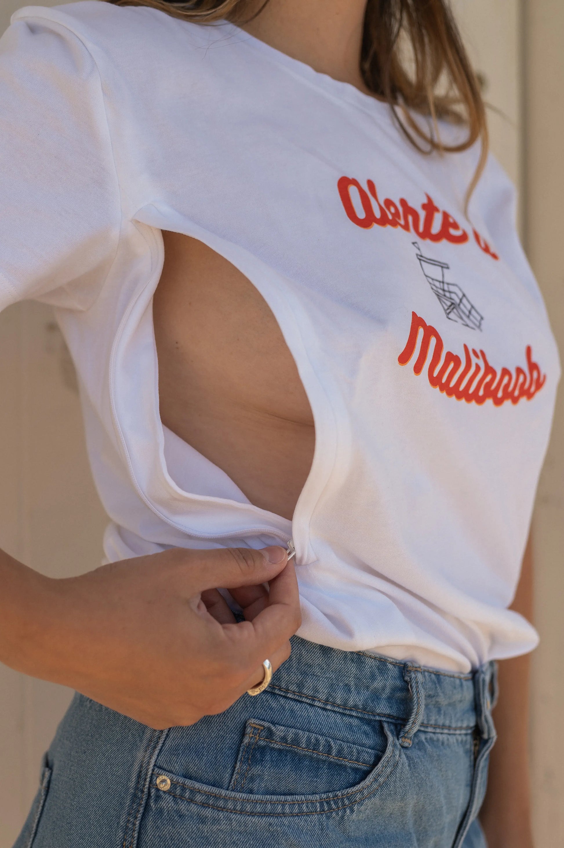 T-shirt d'allaitement avec design print "Alerte à Maliboobo" pour les mamans qui allaitent. Une coupe ajustée et féminine pour un look casual et une jolie silhouette pour flatter le corps des mamans en post-partum qui souhaitent allaiter partout, tout le temps, et en toute discrétion grâce aux zips YKK invisibles et faciles à ouvrir d'une main.