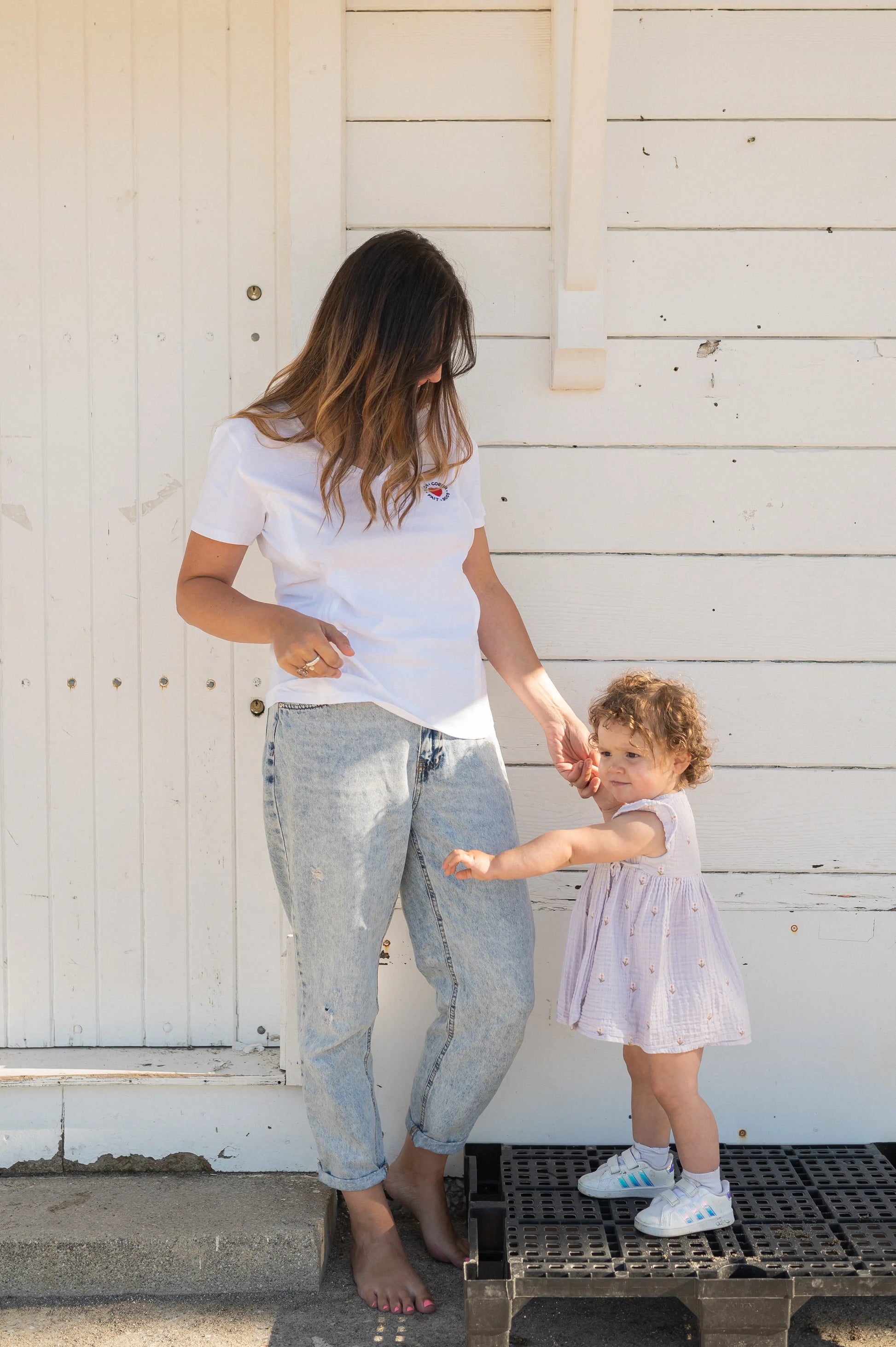 t-shirt d'allaitement blanc crème long pour allaiter bébé avec broderie au coeur "mon coeur fait boob" avec un joli décolleté V.