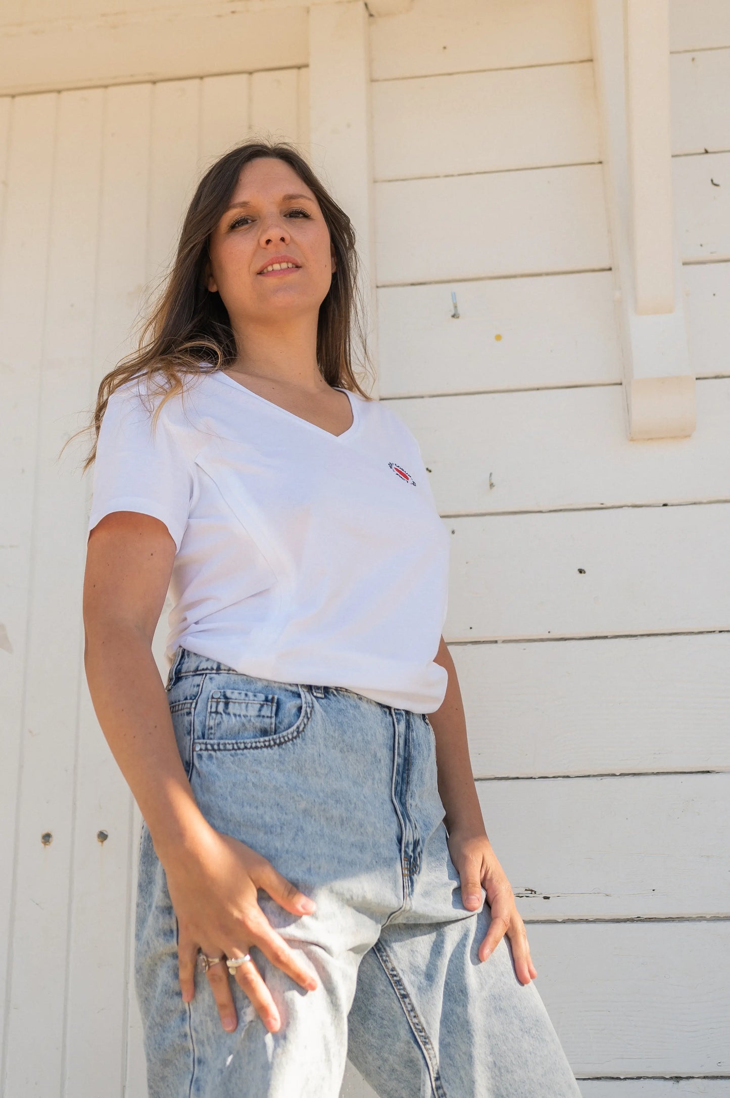 t-shirt d'allaitement blanc cassé long pour allaiter bébé avec broderie au coeur "mon coeur fait boob" avec un joli décolleté V et de longs zips solides pour une ouverture large et ample afin de nourrir bébé facilement,