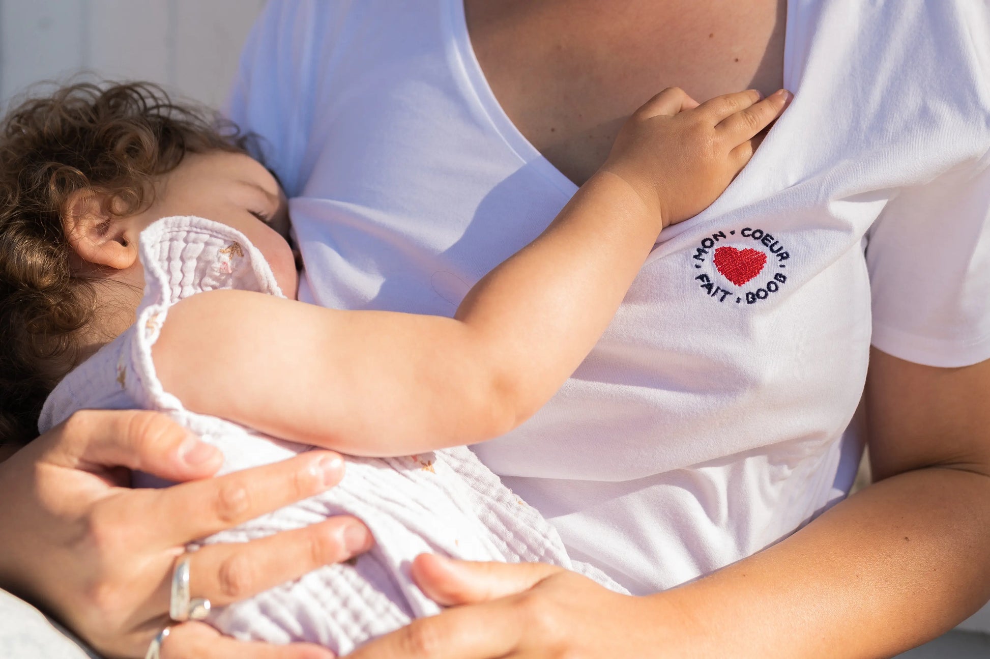 t-shirt blanc crème pour allaiter bébé avec broderie au coeur "mon coeur fait boob" avec un joli décolleté Vt-shirt blanc crème pour allaiter bébé avec broderie au coeur "mon coeur fait boob" avec un joli décolleté V