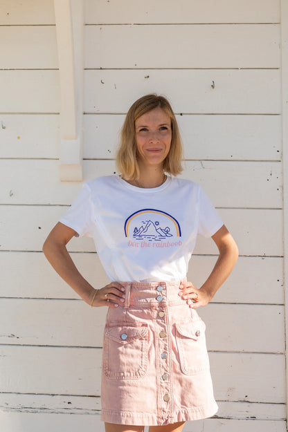 T-shirt d'allaitement avec print "over the rainbow" coloré et féminin avec une couple ajustée et flatteuse pour les mamans qui allaitent en post-partum, avec des zips YKK de chaque côté de la poitrine, faciles à ouvrir d'une main pour allaiter facilement et en tout discrétion