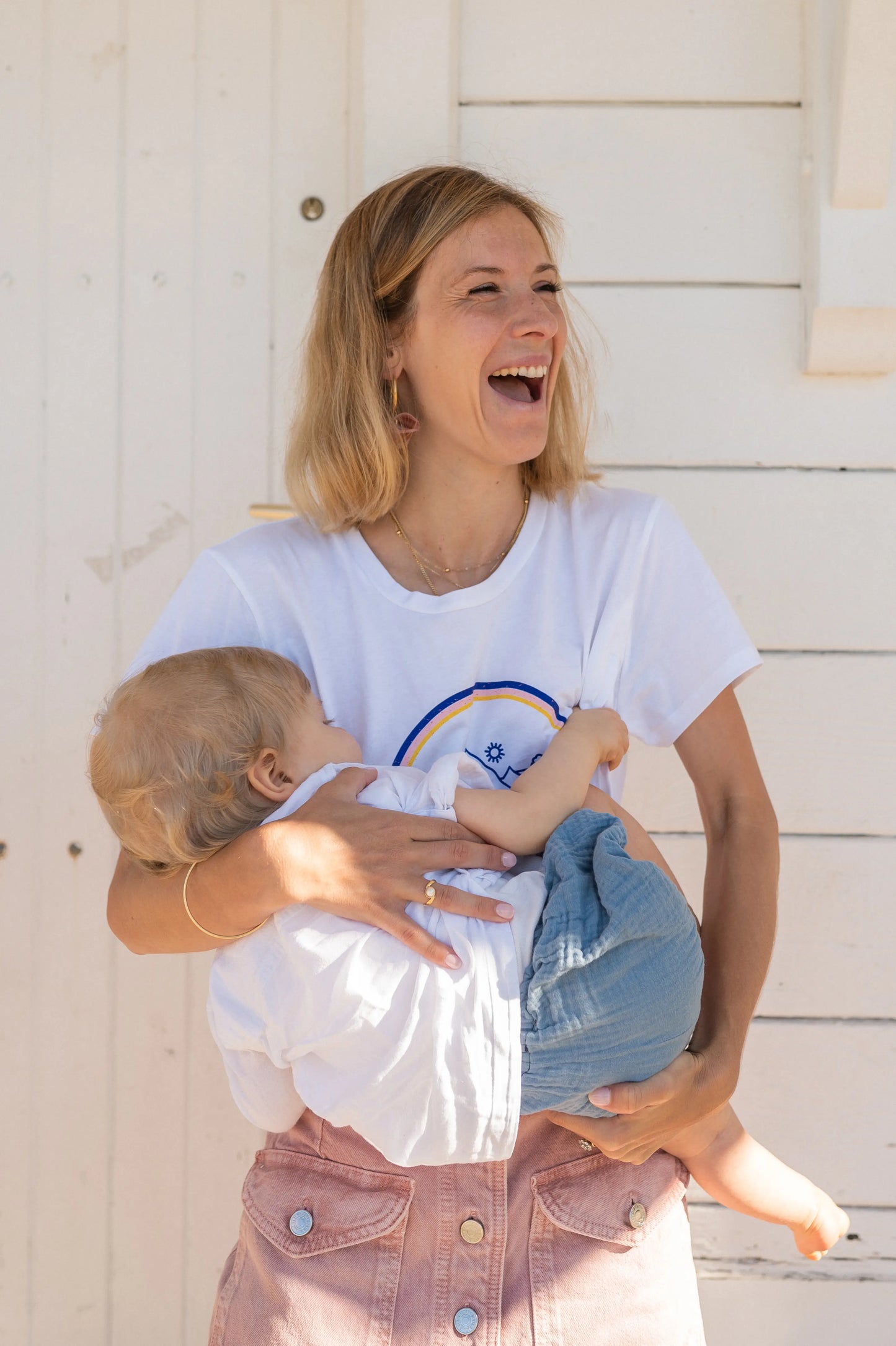 T-shirt d'allaitement avec print "over the rainbow" coloré et féminin avec une couple ajustée et flatteuse pour les mamans qui allaitent en post-partum, avec des zips YKK de chaque côté de la poitrine, faciles à ouvrir d'une main pour allaiter facilement et en tout discrétion